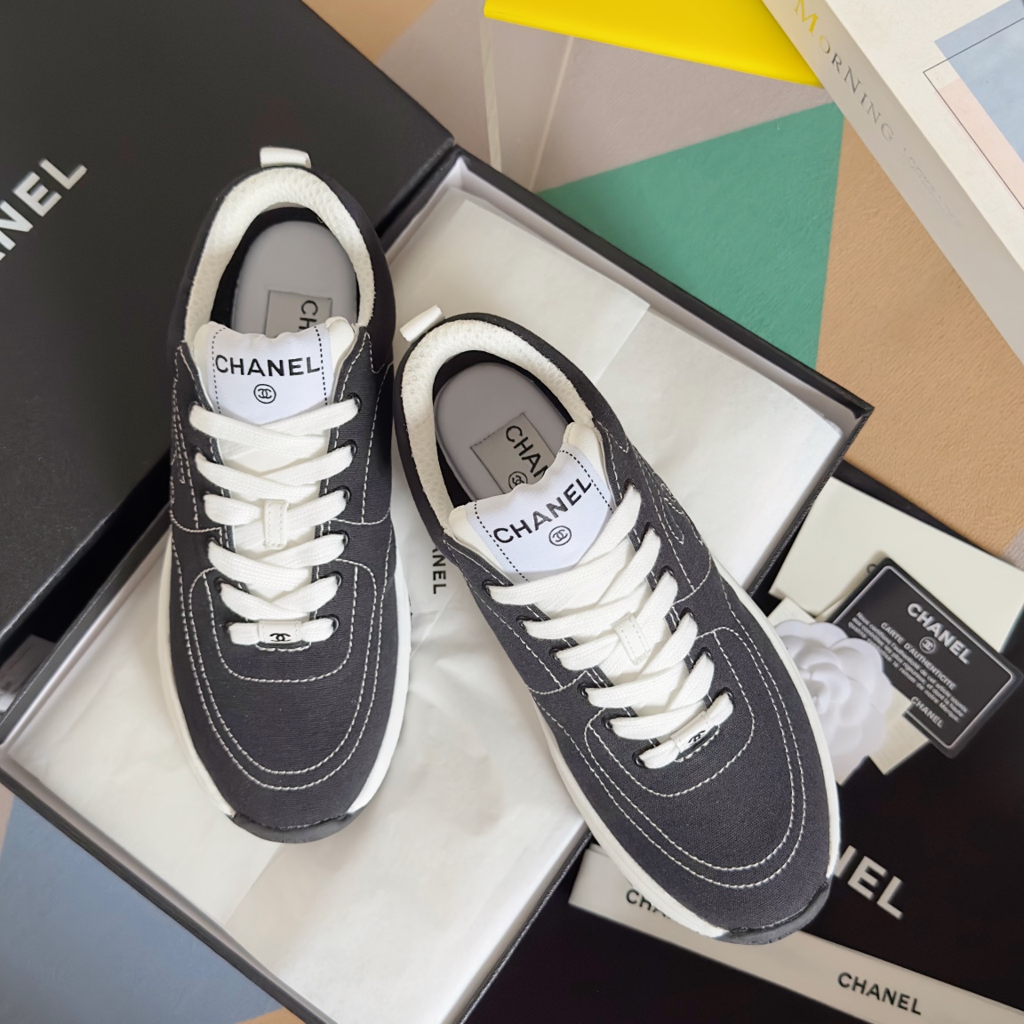 Chanel Zapatos Zapatillas de monopatín Zapatillas deportivas Negro Graffiti Blanco Mujeres Cuero de vaca Pu Tpu Colección primavera Casual