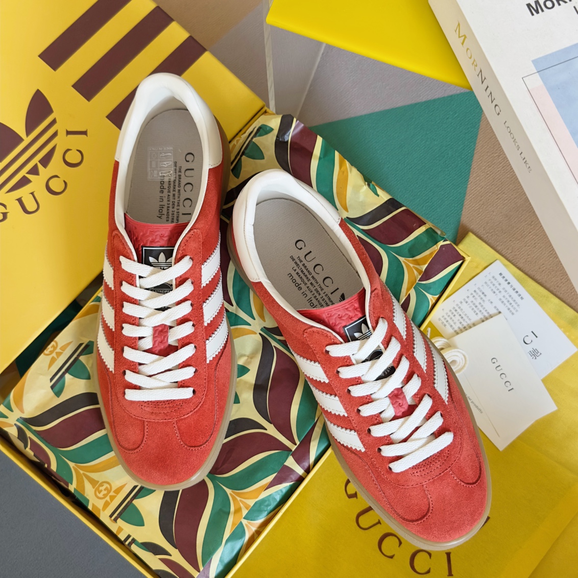 NO:168409,Top version of couples adidas x Gucci co-branded Gazelle sneakers couple casual shoes original purchase and development Made adidas x Gucci co-branded hits, integrating the rich and historical collection elements of the two brands. The adidas x Gucci co-branded series inherits the brand history and iconic design language in a combination of three lines. Creative director Alexander Michelle draws inspiration from the beautiful memories of the 1980s and 1990s to create an outstanding series with nostalgic style and modern temperament. This Gazelle sneaker is decorated with Trefoil print and clover stripes. Delivery counter exquisite packaging Fabric: Original custom imported cowhide/velvet Inner: Soft sheepskin   breathable mesh Sole: Original open mold TPU material Sole 2.5cm Size:  Women's 35-41/men's 39-45, casual shoes/sports shoes, adidas, gucci, gucci, sneakers, cowhide, sheepskin19860909顶级版本情侣款 adidas x Gucci联名款Gazelle运动鞋 情侣款休闲板鞋 原版购入开发 做货 阿迪达斯x古驰世纪联名爆款 融汇两个品牌丰富且历史悠久的典藏元素,adidas x Gucci联名系列在三根线条的组合中承袭品牌历史及标志性设计语言.创作总监亚力山卓·米开理从80年代和90年代的美好回忆中汲取灵感,缔造兼具怀旧风格和现代气质的出众系列.这款Gazelle运动鞋饰有Trefoil印花和三叶草 条纹. 配送专柜精美包装 面料 : 原版定制进口牛皮/天鹅绒 内里 : 柔软羊皮 透气网里 鞋底 : 原版开模TPU材质 底厚 2.5cm Size : 女款35-41/男款39-45,休闲鞋/运动鞋,adidas,gucci,gucci,sneakers,cowhide,sheepskin,Women's Shoes