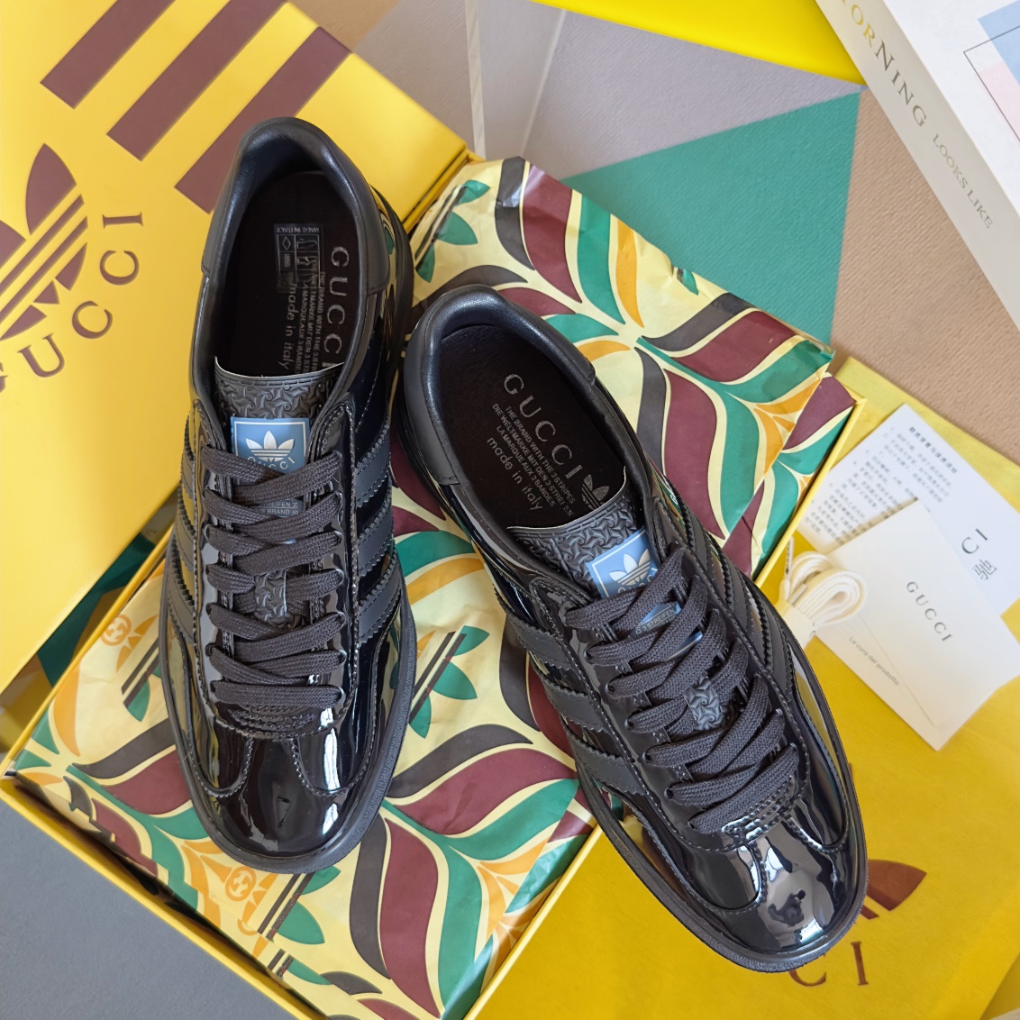 NO:168412,Top version of couples adidas x Gucci co-branded Gazelle sneakers couple casual shoes original purchase and development Made adidas x Gucci co-branded hits, integrating the rich and historical collection elements of the two brands. The adidas x Gucci co-branded series inherits the brand history and iconic design language in a combination of three lines. Creative director Alexander Michelle draws inspiration from the beautiful memories of the 1980s and 1990s to create an outstanding series with nostalgic style and modern temperament. This Gazelle sneaker is decorated with Trefoil print and clover stripes. Delivery counter exquisite packaging Fabric: Original custom imported cowhide/velvet Inner: Soft sheepskin   breathable mesh Sole: Original open mold TPU material Sole 2.5cm Size:  Women's 35-41/men's 39-45, casual shoes/sports shoes, adidas, gucci, gucci, sneakers, cowhide, sheepskin19860909顶级版本情侣款 adidas x Gucci联名款Gazelle运动鞋 情侣款休闲板鞋 原版购入开发 做货 阿迪达斯x古驰世纪联名爆款 融汇两个品牌丰富且历史悠久的典藏元素,adidas x Gucci联名系列在三根线条的组合中承袭品牌历史及标志性设计语言.创作总监亚力山卓·米开理从80年代和90年代的美好回忆中汲取灵感,缔造兼具怀旧风格和现代气质的出众系列.这款Gazelle运动鞋饰有Trefoil印花和三叶草 条纹. 配送专柜精美包装 面料 : 原版定制进口牛皮/天鹅绒 内里 : 柔软羊皮 透气网里 鞋底 : 原版开模TPU材质 底厚 2.5cm Size : 女款35-41/男款39-45,休闲鞋/运动鞋,adidas,gucci,gucci,sneakers,cowhide,sheepskin,Women's Shoes