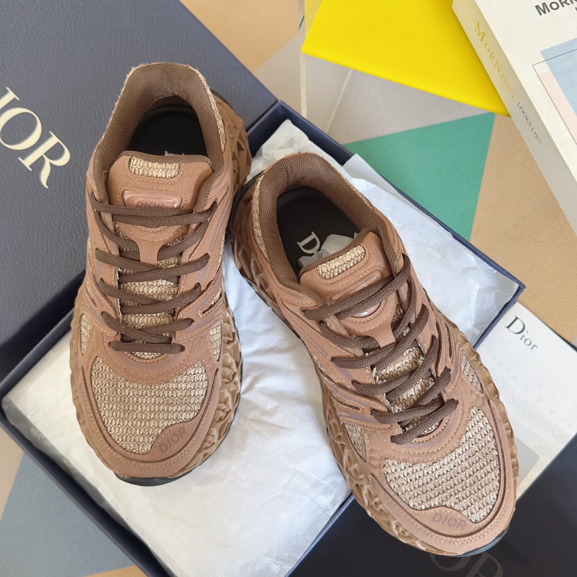 NO:347147,DIOR's latest Kaws X Dio* Co-branded This pair of new sneakers, called B35 NXT, uses 3D printing technology to make a hollow sole, and the body part is a dad's shoe style mesh splicing and smooth line layout that fits the current aesthetics, integrating retro millennial and modern technology. This new shoe also provides different style color schemes such as bright color, dark color, and retro low-saturation color schemes, which have very good compatibility in different styles. New shoes that combine cutting-edge technology with retro aesthetics. Imported cowhide and mesh surface materials are spliced ​​together Size: 39-44 (customized by 38.45.46), dior, sneakers, cowhide19860909DIOR最新款Kaws X Dio*联名 这双名为 B35 NXT 的新款运动鞋,采用了 3D打印技术制成镂空式鞋底,鞋身部分则是十分契合当下审美的老爹鞋样式网面拼接与流畅线条布局,将复古千禧感与现代科技感浑然融为一体；这双新鞋款还提供了亮色系、暗色系,以及复古低饱和色系等不同风格配色方案选择,在不同风格造型中都有着十分不俗的兼容性.将前沿科技与复古审美相结合的鞋履新作. 进口牛皮和网眼布面材质拼接而成 Size:39-44（38.45.46定做）,,dior,sneakers,cowhide,Men's shoes