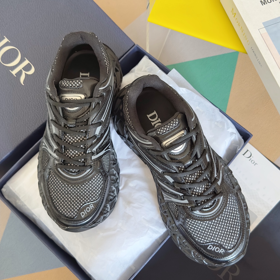 NO:271108,Top version of men's Dior x Kaws joint-branded B35 capsule series hollow mesh original purchase and development made this new sneaker, called B35 NXT, uses 3D printing technology to make a hollow sole, and the body part is a dad's shoe style mesh splicing and smooth line layout that fits the current aesthetics, integrating retro millennial and modern technology sense. And from the currently exposed version, this new shoe also offers different style color schemes such as bright color system, dark color system, and retro low saturation color system, which has very good compatibility in different styles. New shoes that combine cutting-edge technology and retro aesthetics exquisite packaging for delivery counter Fabric: original custom imported mesh   technology fabric Custom imported breathable mesh inner sole original mold-open anti-slip rubber material  Bottom thickness 6CM Size: Men's 39-46 (45/46 customized, dior, dior, sneakers19860909顶级版本男款 Dior x Kaws迪奥 联名款B35胶囊系列 镂空 网面 原版购入开发 做货 这款名为B35 NXT 的新款运动鞋,采用了 3D打印技术制成镂空式鞋底,鞋身部分则是十分契合当下审美的老爹鞋样式网面拼接与流畅线条布局,将复古千禧感与现代科技感浑然融为一体；且从当前已曝光的版本来看,这双新鞋款还提供了亮色系、暗色系,以及复古低饱和色系等不同风格配色方案选择,在不同风格造型中都有着十分不俗的兼容性.将前沿科技与复古审美相结合的鞋履新作 配送专柜精美包装 面料:原版定制进口网面 科技面料 内里定制进口透气网里 鞋底原版开模防滑橡胶材质 底厚6CM Size:男款39-46（45/46定制,,dior,dior,sneakers,Men's shoes