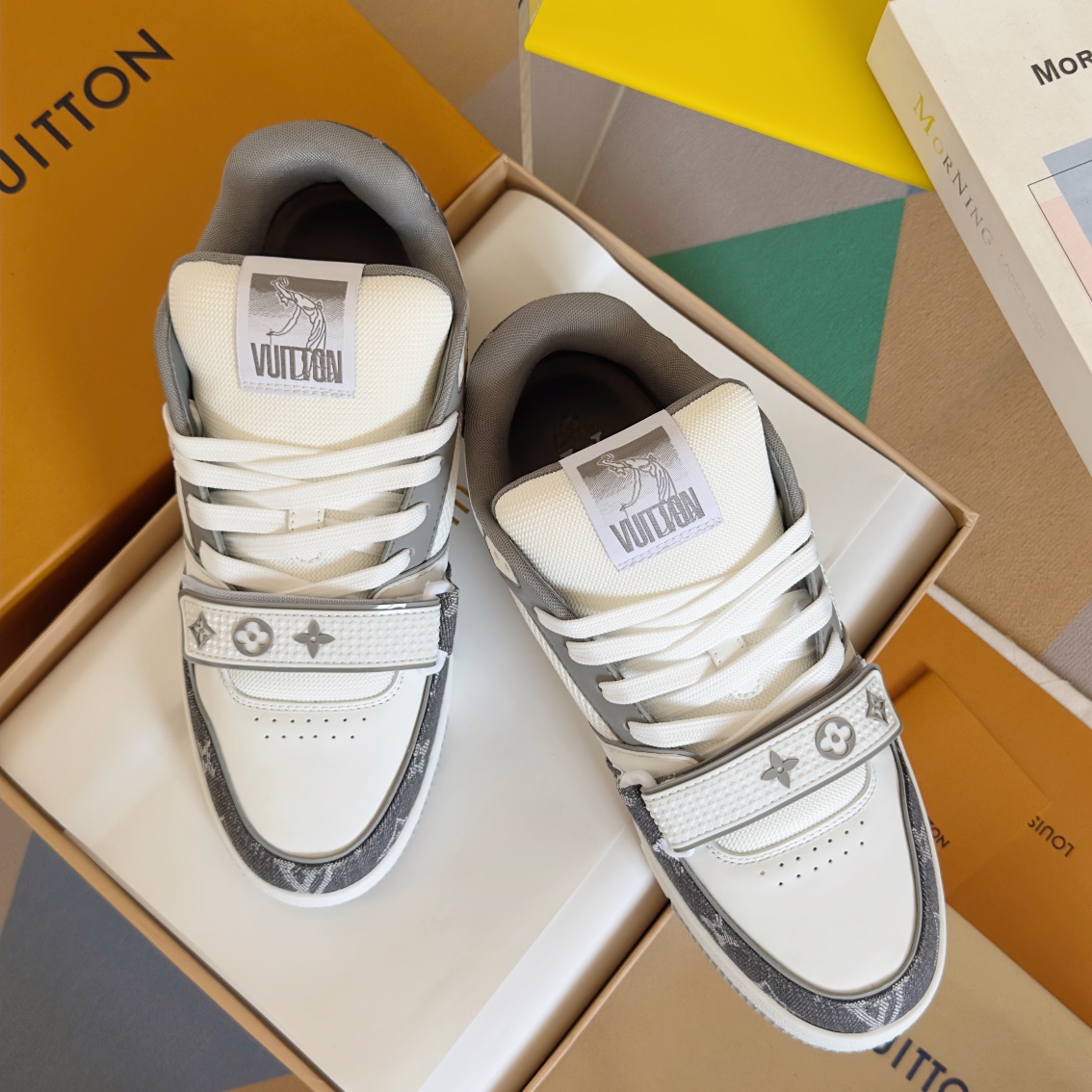 NO:168285,Top version of men's LV TARINE Louis Vuitton Donkey Brand L Home Couple Style Casual Sports Shoes Skateboard Shoes Original Purchase and Development Made Production This model LV Trainer sneakers use grained cowhide leather to interpret the inspiration of retro basketball shoes, and then express the identity of the LV Colormania series in bright colors. Upper LV letters and outsole Monogram flowers and other rubber logos to perfect the overall delivery counter exquisite packaging Fabric: Original custom imported top layer cowhide Inner: Original custom breathable net Outsole: Original open mold-proof TPU combination sole Thickness: 3CM Size: Women's 35-41 / Men's 38-46, casual shoes/sports shoes, louis vuitton, louis vuitton, louis  vuitton, louis vuitton,sneakers,cowhide19860909顶级版本男款 LV TARINE路易威登 驴牌 L家 情侣款 休闲 运动鞋 滑板鞋 原版购入开发 做货 本款 LV Trainer 运动鞋选用粒面牛皮革演绎复古篮球鞋的灵感启发,再以明丽色调道出 LV Colormania 系列身份.鞋面 LV 字母和外底 Monogram 花卉等橡胶标识完善整体 配送专柜精美包装 面料: 原版定制进口头层牛皮 内里: 原版定制透气网里 大底: 原版开模防滑TPU组合大底 底厚: 3CM Size: 女款35-41 / 男款38-46,休闲鞋/运动鞋,louis vuitton,louis vuitton,louis vuitton,louis vuitton,sneakers,cowhide,Women's Shoes