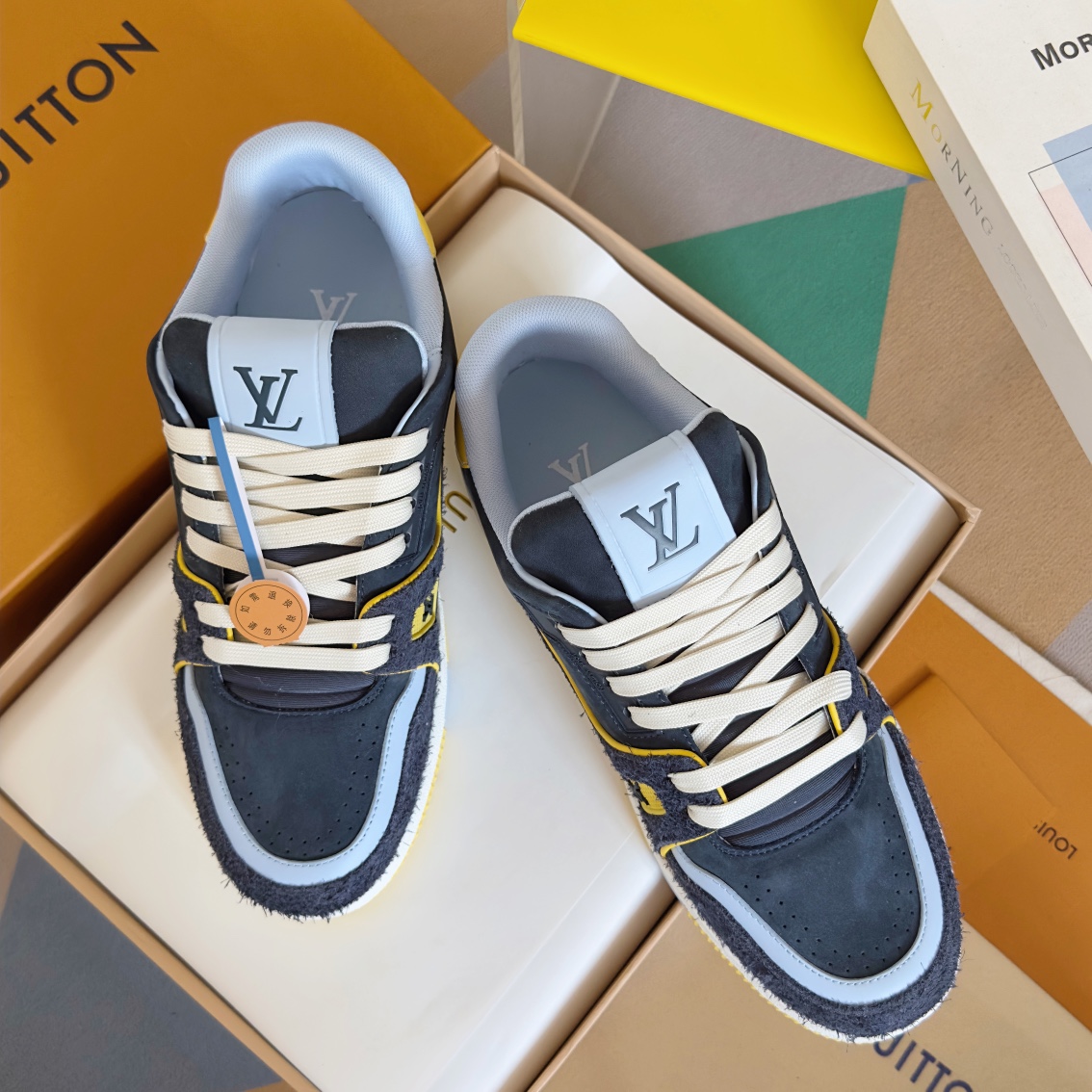 NO:163892,Top version of men's LV TARINE Louis Vuitton Donkey Brand L Home Couple Model Casual Sports Shoes Skateboard Shoes Original Purchase and Development Made Production This model LV Trainer Sports Shoes use grained cowhide leather to interpret the inspiration of retro basketball shoes, and then express the identity of the LV Colormania series in bright colors. The upper LV letters and outsoles Monogram flowers and other rubber logos perfect the overall delivery counter exquisite packaging Fabric: Original custom imported top layer cowhide Inner: Original custom breathable net Outsole: Original open mold-proof TPU combination sole Thickness: 3CM Size: Men's 38-46, casual shoes/sports shoes, louis vuitton, louis vuitton, louis vuitton, louis vuitton, louis vuitton, louis vuitton, louis vuitton, louis vuitton, louis  vuitton,sneakers,cowhide19860909顶级版本男款 LV TARINE路易威登 驴牌 L家 情侣款 休闲 运动鞋 滑板鞋 原版购入开发 做货 本款 LV Trainer 运动鞋选用粒面牛皮革演绎复古篮球鞋的灵感启发,再以明丽色调道出 LV Colormania 系列身份.鞋面 LV 字母和外底 Monogram 花卉等橡胶标识完善整体 配送专柜精美包装 面料: 原版定制进口头层牛皮 内里: 原版定制透气网里 大底: 原版开模防滑TPU组合大底 底厚: 3CM Size: 男款38-46,休闲鞋/运动鞋,louis vuitton,louis vuitton,louis vuitton,louis vuitton,sneakers,cowhide,Women's Shoes