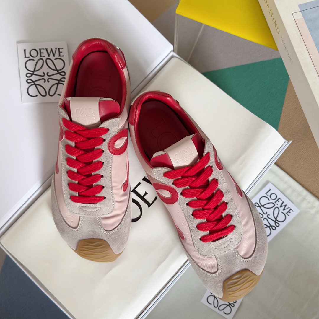 NO:271111,Top version of couples LOEWE Latest catwalk model Ballet Runner 2.0 couples ballet casual sports shoes German training shoes Forrest Gump shoes Original purchase and development Made of goods Nylon and cowhide leather sports shoes, asymmetric toe design, sock-like internal structure, light rubber outsole extends to the toe. Delivery counter exquisite packaging Fabric: original custom imported toe layer cowhide imported soft sheepskin   net sole original open mold-proof rubber material Sole thickness increases by 2.5CM Size: women's model 35-41,,loewe,loewe,sneakers,cowhide,sheepskin19860909顶级版本情侣款 LOEWE 罗意威 最新走秀款 Ballet Runner 2.0情侣款 芭蕾 休闲 运动鞋 德训鞋 阿甘鞋 原版购入开发 做货 尼龙和牛皮革运动鞋,不对称鞋头设计、袜状内部结构,轻盈橡胶外底延伸至鞋头. 配送专柜精美包装 面料:原版定制进口头层牛皮 内里进口柔软羊皮 网里 鞋底原版开模防滑橡胶材质 底厚增高2.5CM Size:女款35-41,,loewe,loewe,sneakers,cowhide,sheepskin,Men's shoes