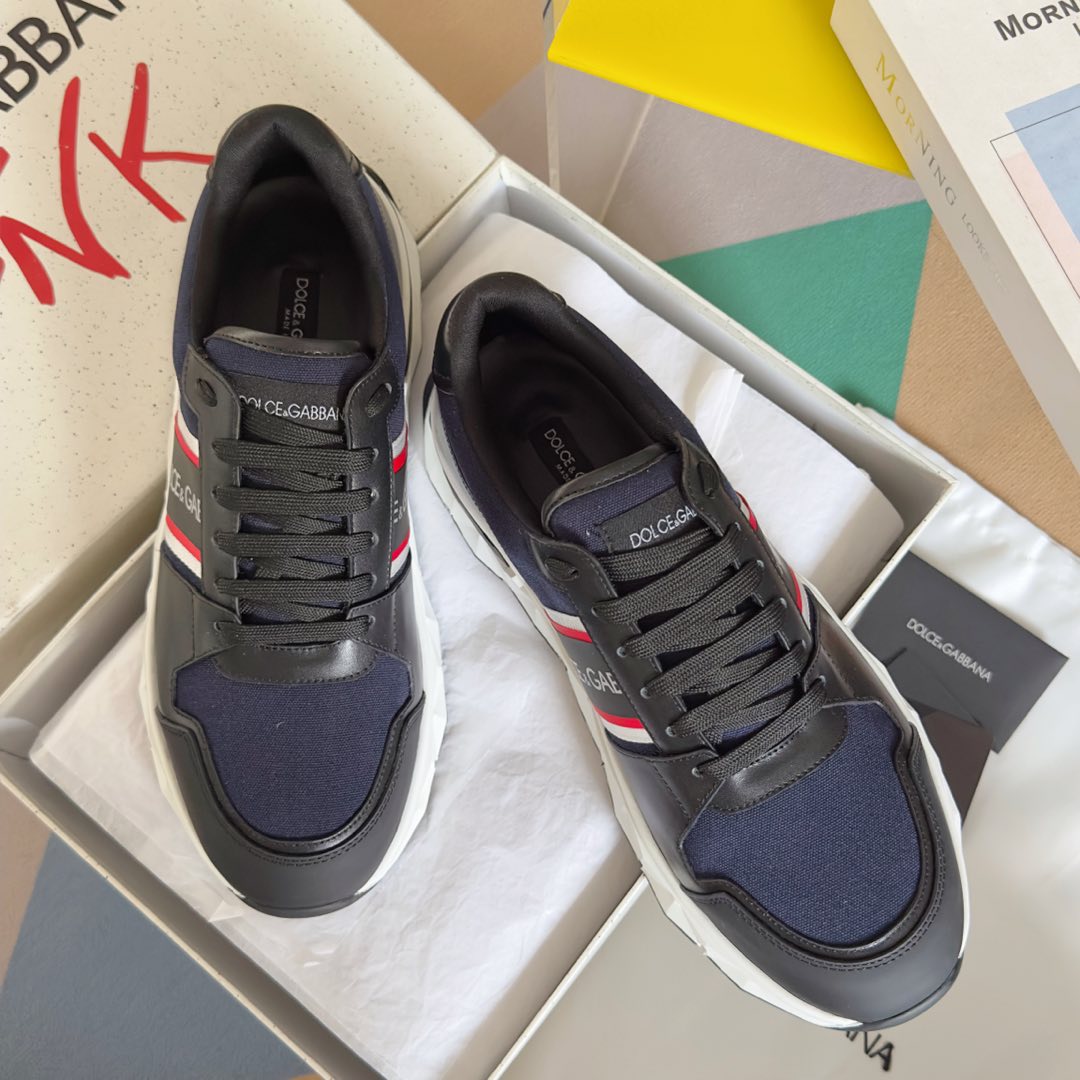 NO:163893,Top version men's Dolce & Gabbana D&G latest casual sports shoes dad shoes running shoes original purchase and development making goods Spring and summer series Daymaster sneakers, simple and light design, selected Napa calfskin, contrasting gold logo black calfskin heel is unique. It is matched with Super Flex rubber sole, which can be complemented by cropped pants/jeans shorts. The delivery counter is exquisitely packaged. The original custom-made top layer cowhide   mesh inner lining original custom breathable mesh sole original open mold-proof TPU material bottom thickness 3.5CM Size: men's 38-45, casual shoes/sports shoes, Dolce & Gabbana, Dolce & Gabbana, Dolce & Gabbana, Sneakers, shorts, cowhide19860909顶级版本男款 Dolce&Gabbana杜嘉班纳 D&G最新款 休闲 运动鞋 老爹鞋 跑鞋 原版购入开发 做货 春夏系列 Daymaster 运动鞋,设计简约轻便,甄选纳帕小牛皮制成,对比感金色徽标黑色小牛皮后跟别具一格.配以 Super Flex 橡胶鞋底,可与七分裤/牛仔短裤相辅相成 配送专柜精美包装 面料原版定制头层牛皮 网面 内里原版定制透气网里 鞋底原版开模防滑TPU材质 底厚3.5CM Size:男款38-45,休闲鞋/运动鞋,Dolce&Gabbana,Dolce&Gabbana,Dolce&Gabbana,sneakers,shorts,cowhide,Women's Shoes