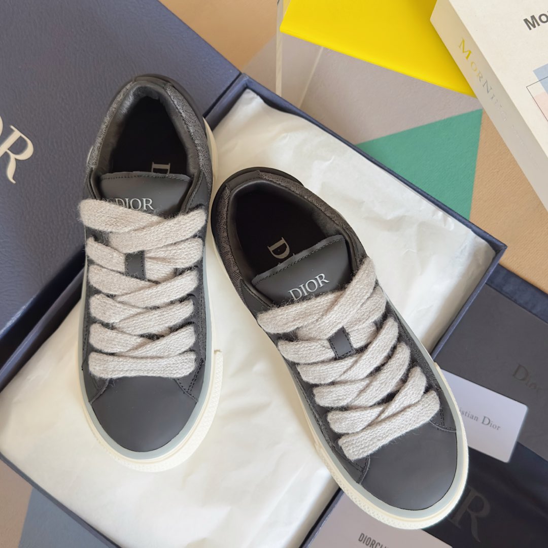 NO:129480,Top version of couples Dior x Denim Tears co-branded B33 series couples casual sneakers skateboard shoes original purchase and development Make this B33 sneakers are a new product for fall 2023. They reinterpret classic tennis shoes, and the stylish silhouette highlights the thick feeling. They are carefully crafted from navy blue and white jacquard fabrics, decorated with Oblique prints, suede inserts, and a unique padded tongue with Dior embossed logo, paired with navy blue mohair wide laces and matte tone finish brass eyelets. White Dior Oblique patterned rubber sole, and the back is decorated with a contrasting Dior 30 Avenue Montaigne logo to enhance the style. It can add a stylish temperament to the casual look. The delivery counter is exquisitely packaged  Original custom fabric Oblique presbyopia   cowhide Inner lining original custom sheepskin   breathable mesh original sole open mold anti-slip TPU material Sole thickness 4CM Size: Women's model 35-41 / Men's model 39-45, casual shoes/sports shoes, dior, dior, sneakers, cowhide, sheepskin19860909顶级版本情侣款 迪奥Dior x Denim Tears联名合作款 B33系列 情侣款 休闲 运动鞋 滑板鞋 原版购入开发 做货 这款 B33 运动鞋是二零二三秋季新品,重新诠释经典的网球鞋,时尚的廓形突显厚实感.采用海军蓝色和白色提花面料精心制作,饰以 Oblique 印花,搭配绒面革镶片,别具一格的加垫鞋舌点缀以 Dior 压花标志,搭配海军蓝色马海毛宽鞋带和哑光同色调饰面黄铜孔眼.白色 Dior Oblique 图案橡胶鞋底,后侧饰以对比鲜明的 Dior 30 Avenue Montaigne 标志提升格调.可为休闲造型增添时尚气质 配送专柜精美包装 面料原版定制Oblique老花 牛皮 内里原版定制羊皮 透气网里 鞋底原版开模防滑TPU材质 底厚4CM Size:女款35-41 / 男款39-45,休闲鞋/运动鞋,dior,dior,sneakers,cowhide,sheepskin,Women's Shoes