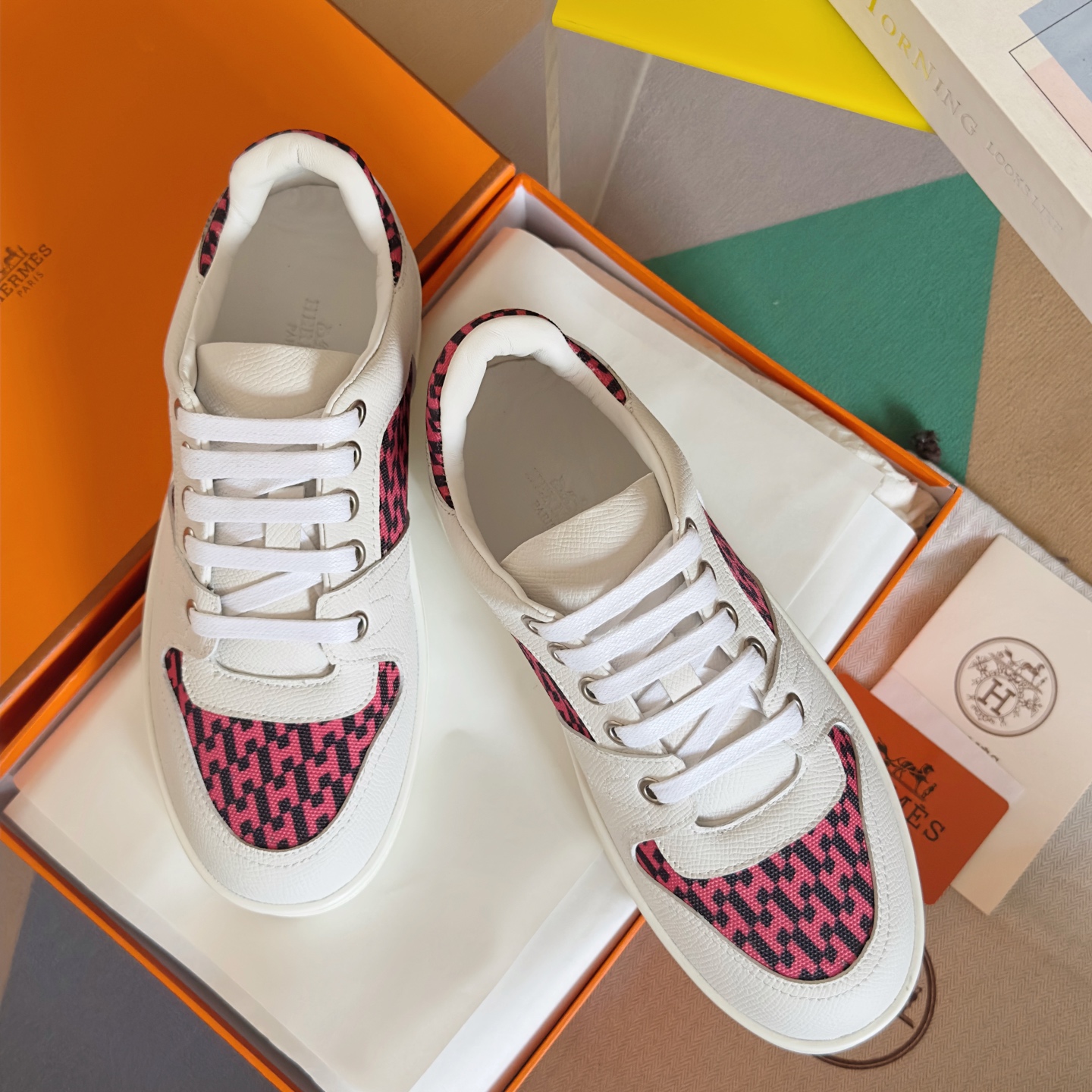 NO:167992,Top version of women Hermes Hermes Latest H Home Boomerang series Casual sports shoes Skateboard shoes Original purchase and development Made Epsom calfskin and printed Epsom calfskin minimalist style sneakers, paired with classic orange soles to create a modern and fashionable style Delivery counter exquisite packaging Fabric: Original custom imported cowhide material Original custom soft sheepskin Sole original open mold-proof anti-slip TPU sole Sole 3.5CM thick sole Size: Women's 35-41, casual shoes/sports shoes, hermes, hermes, sneakers, cowhide, sheepskin19860909顶级版本女款 Hermes爱马仕 最新H家Boomerang系列 休闲 运动鞋 滑板鞋 原版购入开发 做货 Epsom小牛皮和印花Epsom小牛皮极简风运动鞋,搭配经典橙色鞋底 打造现代时尚造型 配送专柜精美包装 面料:原版定制进口牛皮材质 内里原版定制柔软羊皮 鞋底原版开模防滑TPU大底 底厚3.5CM Size:女款35-41,休闲鞋/运动鞋,hermes,hermes,sneakers,cowhide,sheepskin,Women's Shoes
