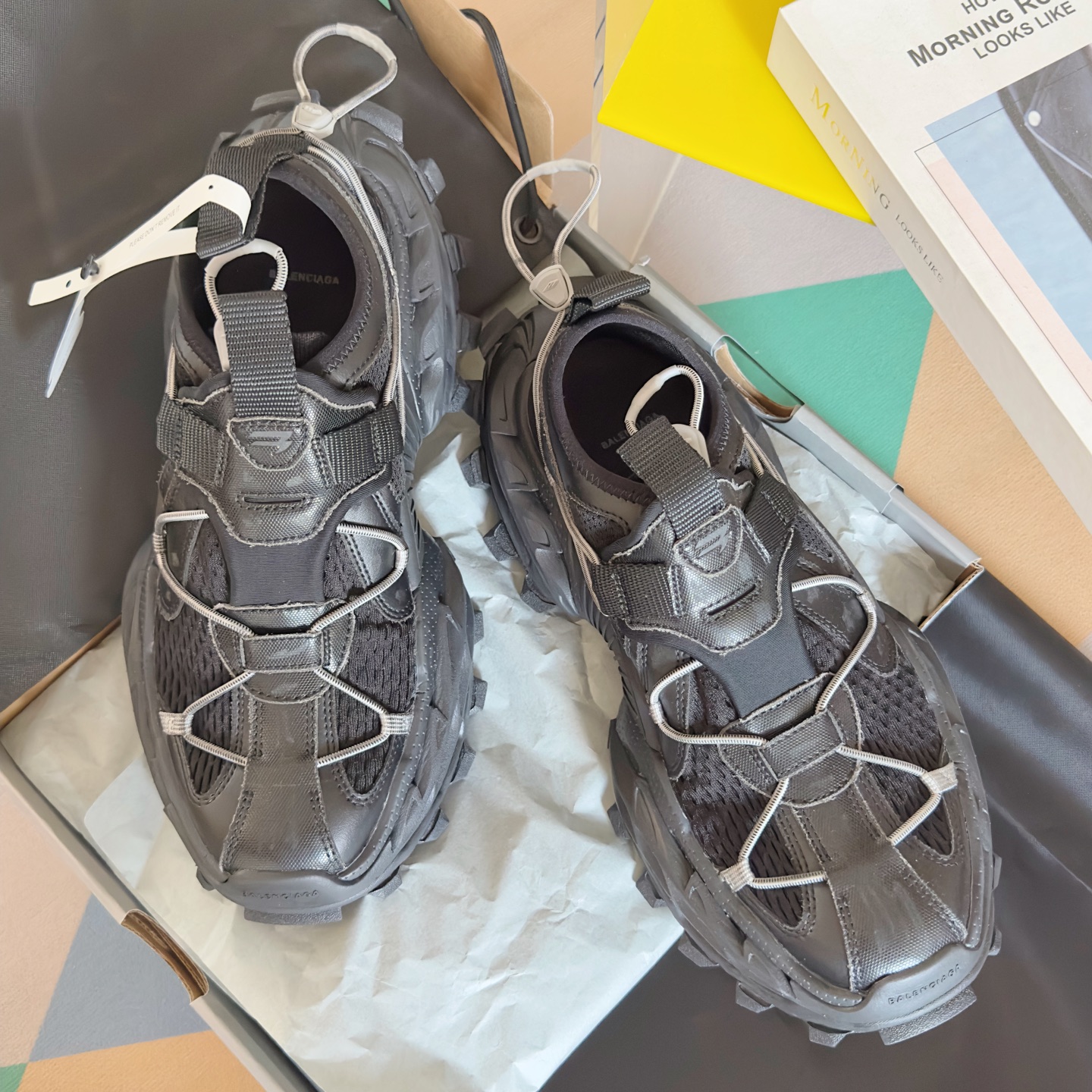 NO:167978,Top version of couples (Guangdong goods Balenciaga Hike Sneaker couples tire shoes hiking shoes dad shoes casual outdoor sports shoes original purchase and development Making goods brand new Hike sports shoes, design inspiration from outdoor sports shoes, creating avant-garde outdoor style through the creation and reconstruction of classic elements. To ensure excellent breathability, Hike sports shoes are made of lightweight technology gradient mesh materials, and no leather is used, demonstrating Balenciaga's firm commitment to innovation and sustainability concepts. Exquisite packaging of delivery counter Fabric: original custom imported cowhide   mesh Inner original custom breathable mesh Sole original open mold anti-slip rubber combination Sole thickness 5CM Size: women's model 35-41 /  Men's 39-45, casual shoes/sports shoes, balenciaga, balenciaga, sneakers, cowhide19860909顶级版本情侣款（莞货 Balenciaga巴黎世家Hike Sneaker情侣款 轮胎鞋 登山鞋 老爹鞋 休闲 户外 运动鞋 原版购入开发 做货 全新Hike运动鞋,设计灵感源自户外运动鞋履,通过对经典元素的创想与重构,打造前卫户外风格.为确保卓越的透气性能,Hike运动鞋精选轻盈的科技渐变网眼材料制成,且未使用任何皮革,彰显了Balenciaga在创新与可持续理念上的坚定承诺 配送专柜精美包装 面料:原版定制进口牛皮 网面 内里原版定制透气网里 鞋底原版开模防滑橡胶组合 底厚5CM Size:女款35-41 / 男款39-45,休闲鞋/运动鞋,balenciaga,balenciaga,sneakers,cowhide,Women's Shoes