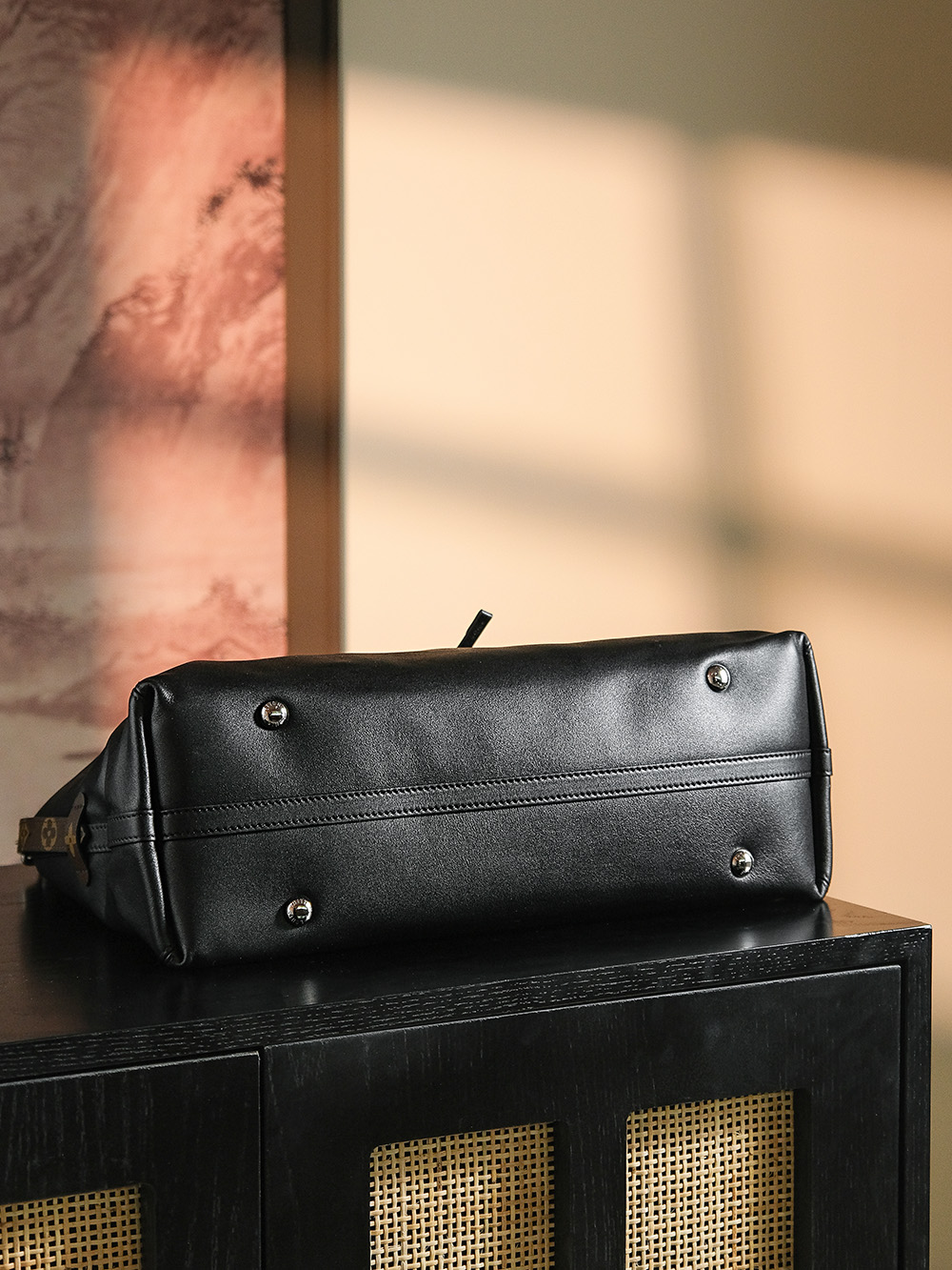 𝐂𝐀𝐑𝐑𝐘𝐀𝐋𝐋 𝐃𝐀𝐑𝐊中号# M25143
↘专柜售价𝟐𝟖𝟓𝟎𝟎 𝐑𝐌𝐁购入

爆款𝐶𝑎𝑟𝑟𝑦𝑎𝑙𝑙 𝐷𝑎𝑟𝑘黑武士，强烈推荐闭眼入！
羊皮面料搭配着老花肩带点缀，简直又是新宠大爆款，
慵懒随性感轻松拿捏🤏🏻
上市后一直处于一个断货王的存在！

五金材质：电镀纯钢五金
皮料材质：法国进口小羊皮
尺寸详情：𝟑𝟗*𝟑𝟎*𝟏𝟓cm