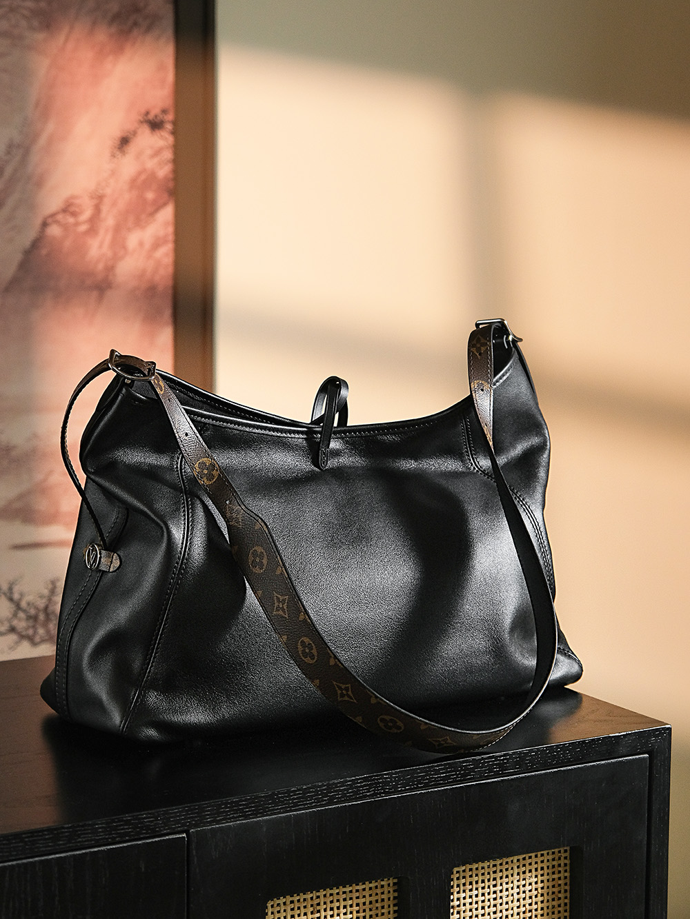 𝐂𝐀𝐑𝐑𝐘𝐀𝐋𝐋 𝐃𝐀𝐑𝐊中号# M25143
↘专柜售价𝟐𝟖𝟓𝟎𝟎 𝐑𝐌𝐁购入

爆款𝐶𝑎𝑟𝑟𝑦𝑎𝑙𝑙 𝐷𝑎𝑟𝑘黑武士，强烈推荐闭眼入！
羊皮面料搭配着老花肩带点缀，简直又是新宠大爆款，
慵懒随性感轻松拿捏🤏🏻
上市后一直处于一个断货王的存在！

五金材质：电镀纯钢五金
皮料材质：法国进口小羊皮
尺寸详情：𝟑𝟗*𝟑𝟎*𝟏𝟓cm
