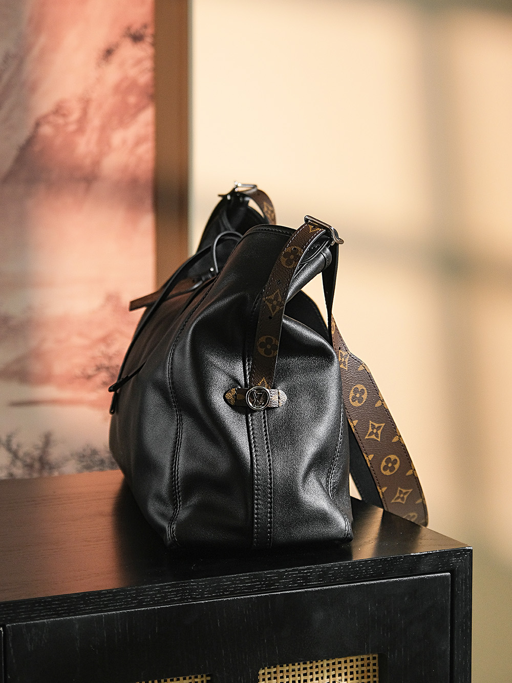 𝐂𝐀𝐑𝐑𝐘𝐀𝐋𝐋 𝐃𝐀𝐑𝐊中号# M25143
↘专柜售价𝟐𝟖𝟓𝟎𝟎 𝐑𝐌𝐁购入

爆款𝐶𝑎𝑟𝑟𝑦𝑎𝑙𝑙 𝐷𝑎𝑟𝑘黑武士，强烈推荐闭眼入！
羊皮面料搭配着老花肩带点缀，简直又是新宠大爆款，
慵懒随性感轻松拿捏🤏🏻
上市后一直处于一个断货王的存在！

五金材质：电镀纯钢五金
皮料材质：法国进口小羊皮
尺寸详情：𝟑𝟗*𝟑𝟎*𝟏𝟓cm