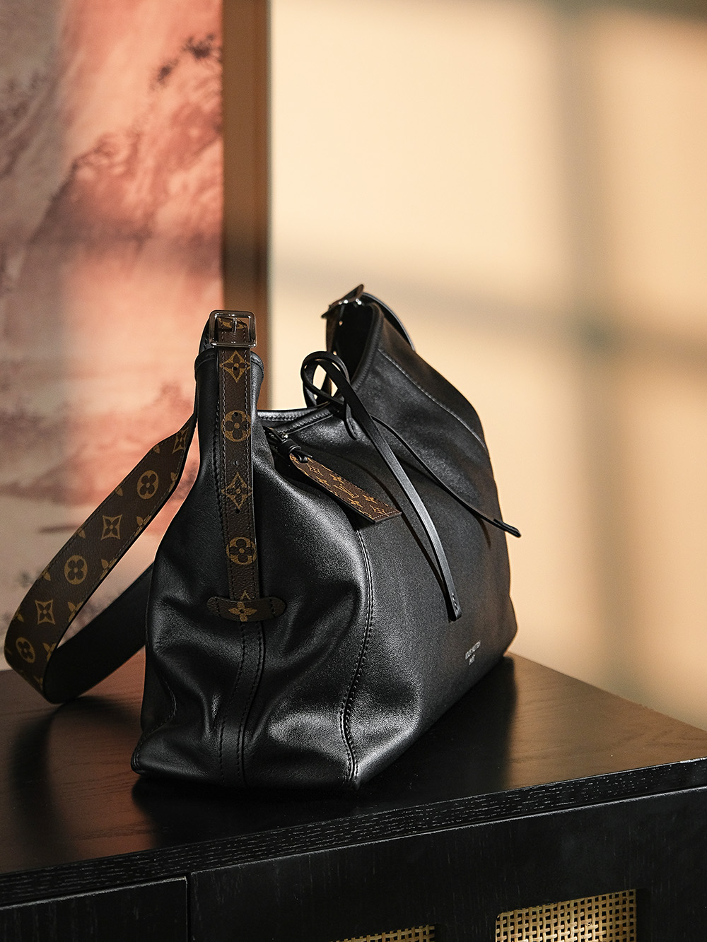 𝐂𝐀𝐑𝐑𝐘𝐀𝐋𝐋 𝐃𝐀𝐑𝐊中号# M25143
↘专柜售价𝟐𝟖𝟓𝟎𝟎 𝐑𝐌𝐁购入

爆款𝐶𝑎𝑟𝑟𝑦𝑎𝑙𝑙 𝐷𝑎𝑟𝑘黑武士，强烈推荐闭眼入！
羊皮面料搭配着老花肩带点缀，简直又是新宠大爆款，
慵懒随性感轻松拿捏🤏🏻
上市后一直处于一个断货王的存在！

五金材质：电镀纯钢五金
皮料材质：法国进口小羊皮
尺寸详情：𝟑𝟗*𝟑𝟎*𝟏𝟓cm