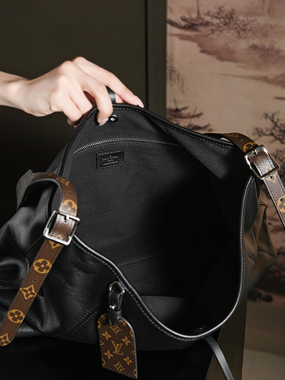 𝐂𝐀𝐑𝐑𝐘𝐀𝐋𝐋 𝐃𝐀𝐑𝐊中号# M25143
↘专柜售价𝟐𝟖𝟓𝟎𝟎 𝐑𝐌𝐁购入

爆款𝐶𝑎𝑟𝑟𝑦𝑎𝑙𝑙 𝐷𝑎𝑟𝑘黑武士，强烈推荐闭眼入！
羊皮面料搭配着老花肩带点缀，简直又是新宠大爆款，
慵懒随性感轻松拿捏🤏🏻
上市后一直处于一个断货王的存在！

五金材质：电镀纯钢五金
皮料材质：法国进口小羊皮
尺寸详情：𝟑𝟗*𝟑𝟎*𝟏𝟓cm