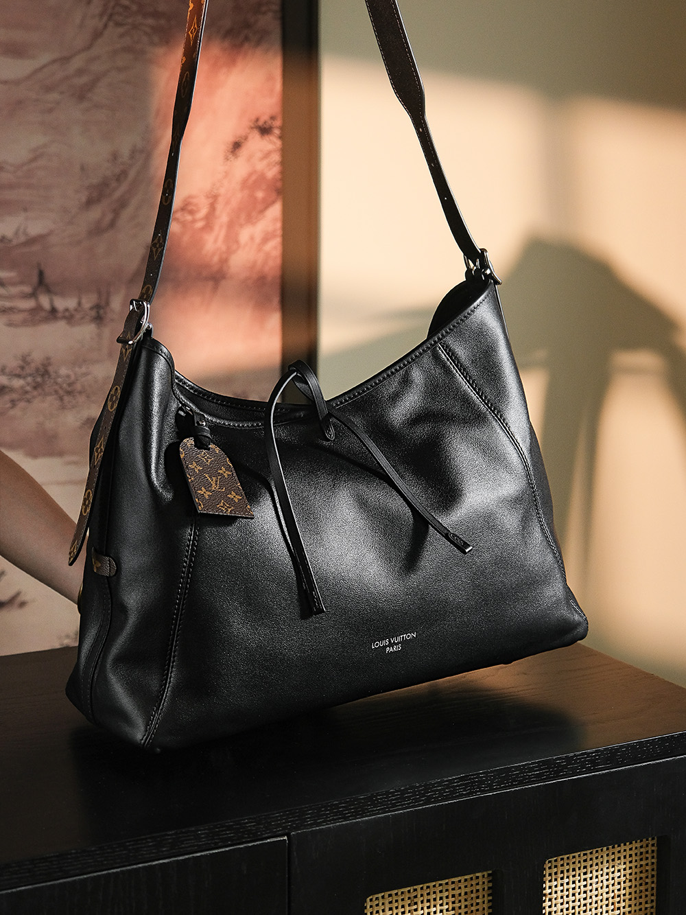 𝐂𝐀𝐑𝐑𝐘𝐀𝐋𝐋 𝐃𝐀𝐑𝐊中号# M25143
↘专柜售价𝟐𝟖𝟓𝟎𝟎 𝐑𝐌𝐁购入

爆款𝐶𝑎𝑟𝑟𝑦𝑎𝑙𝑙 𝐷𝑎𝑟𝑘黑武士，强烈推荐闭眼入！
羊皮面料搭配着老花肩带点缀，简直又是新宠大爆款，
慵懒随性感轻松拿捏🤏🏻
上市后一直处于一个断货王的存在！

五金材质：电镀纯钢五金
皮料材质：法国进口小羊皮
尺寸详情：𝟑𝟗*𝟑𝟎*𝟏𝟓cm
