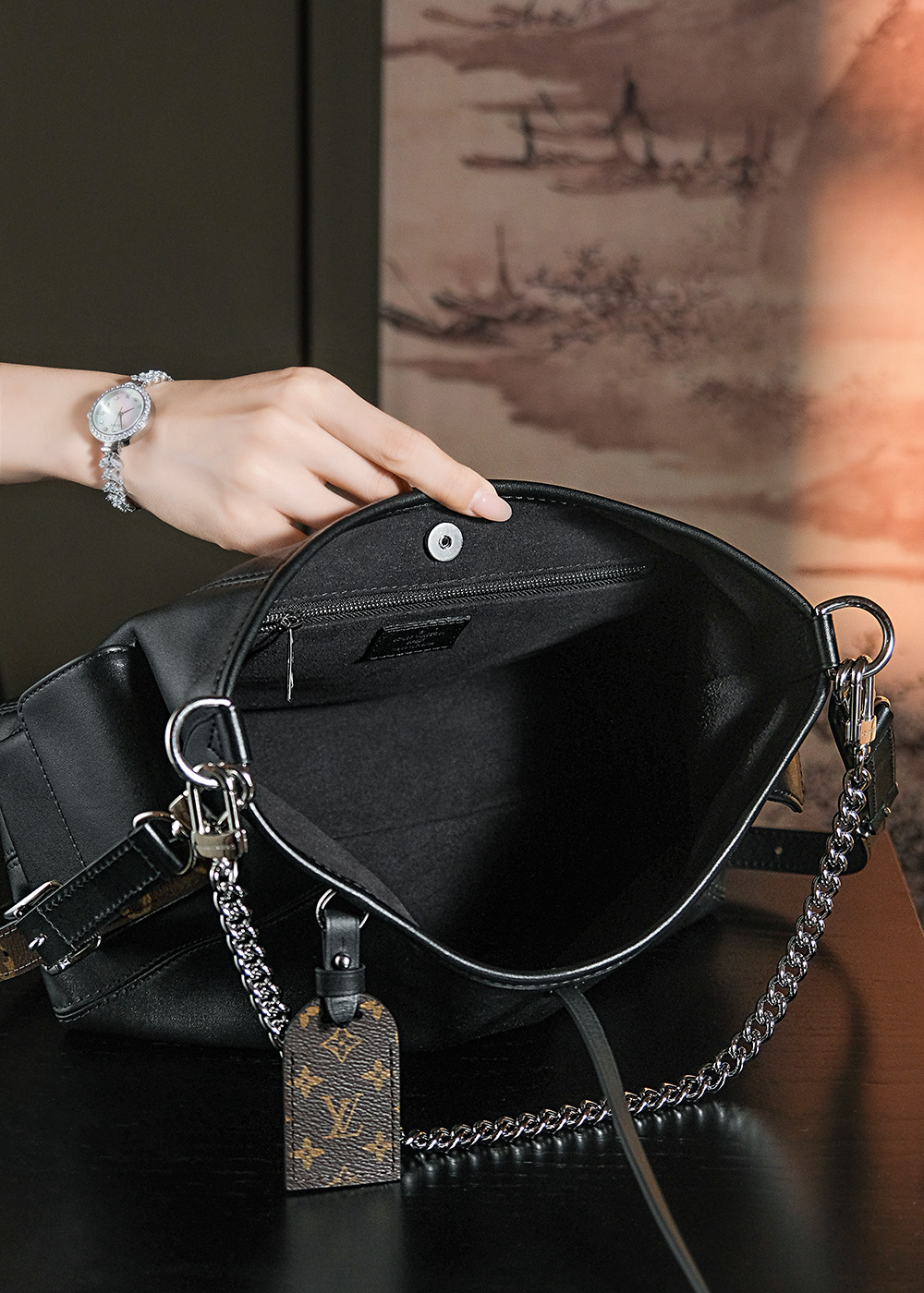 批1580𝐂𝐀𝐑𝐑𝐘𝐀𝐋𝐋 𝐂𝐀𝐑𝐆𝐎小号# M24861/PJ1480
↘专柜售价𝟐𝟔𝟓𝟎𝟎 𝐑𝐌𝐁购入
爆款𝐶𝑎𝑟𝑟𝑦𝑎𝑙𝑙 𝐶𝑎𝑟𝑔𝑜黑武士,强烈推荐闭眼入!
羊皮面料搭配着老花肩带点缀,简直又是新宠大爆款,
慵懒随性感轻松拿捏🤏🏻
上市后一直处于一个断货王的存在!
五金材质:电镀纯钢五金
皮料材质:法国进口小羊皮
尺寸详情:𝟑𝟑.𝟓*𝟐𝟑*𝟏𝟓cm
