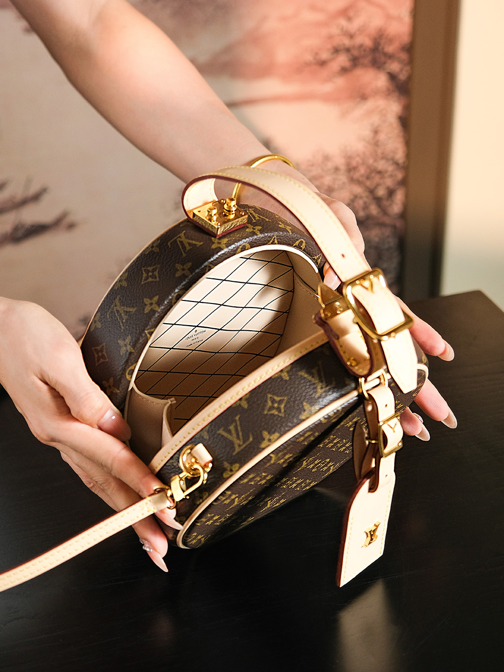 𝐏𝐄𝐓𝐈𝐓𝐄 𝐁𝐎𝐈𝐓𝐄 𝐂𝐇𝐀𝐏𝐄𝐀𝐔硬圆饼系列# M43514
✔专柜售价𝟒𝟐𝟎𝟎𝟎 𝐑𝐌𝐁购入
𝑃𝐸𝑇𝐼𝑇𝐸 𝐵𝑂𝐼𝑇𝐸 𝐶𝐻𝐴𝑃𝐸𝐴𝑈【硬圆饼】坐拥着断货王之位!
硬箱永远是它家气质的体现,
实木材质让整体包型精致复古!
包身采用了经典老花材质,硬饼设计让整体呈现出流线型,内里采用了羊皮内衬,搭配了经典肩带可调节,让整个包型散发出高贵的气息!
凹造型的一把好手,各种风格都能𝐡𝐨𝐥𝐝住,
重点是它真的很“保值”满满的高级与质感!
材质:电镀纯钢五金
皮料材质:法国原厂皮面料
尺寸详情:𝟏𝟕.𝟓*𝟏𝟔.𝟓*𝟕.𝟓cm