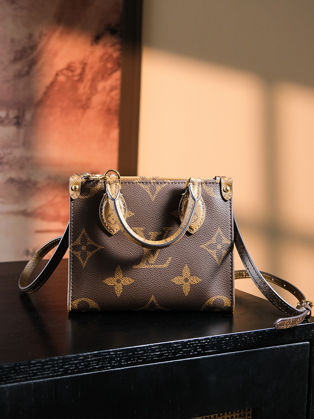 𝐎𝐍𝐓𝐇𝐄𝐆𝐎 𝐁𝐁芯片菱形跳动码迷你系列#M46839
➰专柜售价𝟏𝟖𝟎𝟎𝟎 𝐑𝐌𝐁购入

𝑶𝒏𝒕𝒉𝒆𝒈𝒐系列不断发展壮大，
上市之后一直处于断货王的存在〰️
保留了原有的经典惊艳之作，
但它重新诠释出一种不同的味道，
作为小包当道的时代，
𝐌𝐢𝐧𝐢系列更加小巧可爱，颜值更胜一筹！
同样的复古百搭爆款，独特的尺寸设计，将它再次带回时尚前沿！
简直就是夏日的百搭神器！

五金材质：厚镀纯钢五金
皮料材质：菱形法国原厂皮面料【芯片版】
尺寸详情：𝟏𝟖*𝟏𝟓*𝟖.𝟓𝐜𝐦