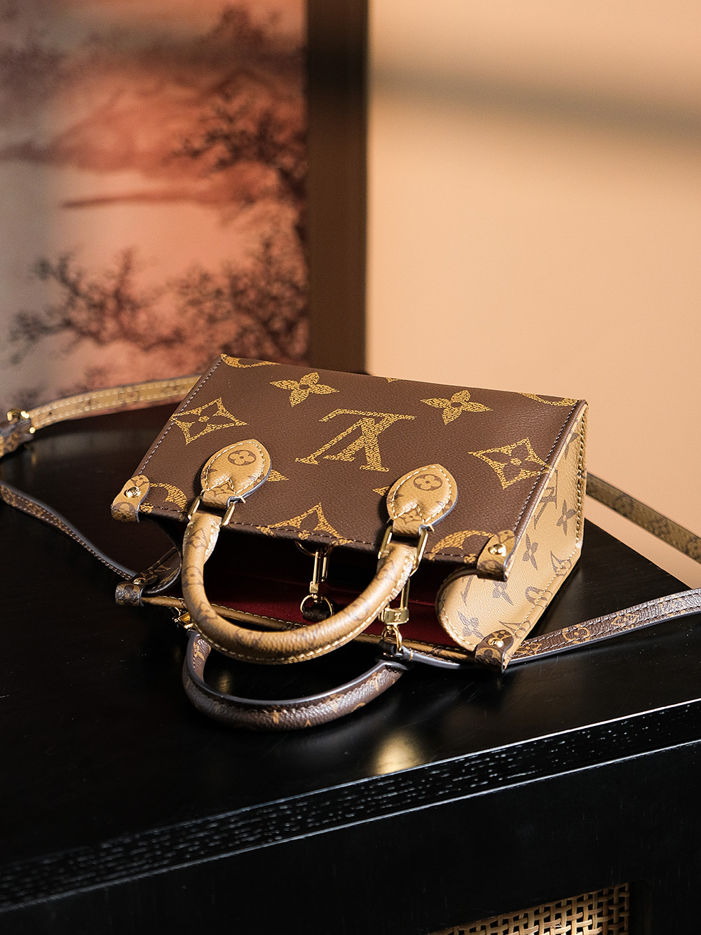 𝐎𝐍𝐓𝐇𝐄𝐆𝐎 𝐁𝐁芯片菱形跳动码迷你系列#M46839
➰专柜售价𝟏𝟖𝟎𝟎𝟎 𝐑𝐌𝐁购入

𝑶𝒏𝒕𝒉𝒆𝒈𝒐系列不断发展壮大，
上市之后一直处于断货王的存在〰️
保留了原有的经典惊艳之作，
但它重新诠释出一种不同的味道，
作为小包当道的时代，
𝐌𝐢𝐧𝐢系列更加小巧可爱，颜值更胜一筹！
同样的复古百搭爆款，独特的尺寸设计，将它再次带回时尚前沿！
简直就是夏日的百搭神器！

五金材质：厚镀纯钢五金
皮料材质：菱形法国原厂皮面料【芯片版】
尺寸详情：𝟏𝟖*𝟏𝟓*𝟖.𝟓𝐜𝐦