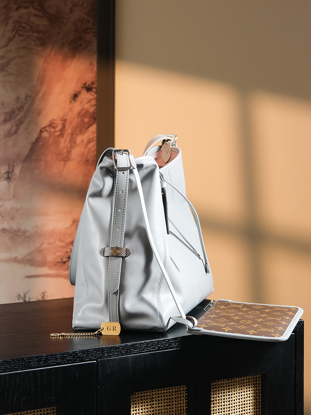 𝐂𝐀𝐑𝐑𝐘𝐀𝐋𝐋 𝐃𝐀𝐑𝐊芯片跳动码中号# M12583
↘专柜售价𝟐𝟗𝟒𝟎𝟎 𝐑𝐌𝐁购入

爆款𝐶𝑎𝑟𝑟𝑦𝑎𝑙𝑙 𝐷𝑎𝑟𝑘鲨鱼灰，强烈推荐闭眼入！
羊皮面料搭配着老花肩带点缀，简直又是新宠大爆款，
慵懒随性感轻松拿捏🤏🏻
上市后一直处于一个断货王的存在！

五金材质：厚镀纯钢五金
皮料材质：法国进口小羊皮
【芯片版】
尺寸详情：𝟑𝟗*𝟑𝟎*𝟏𝟓cm