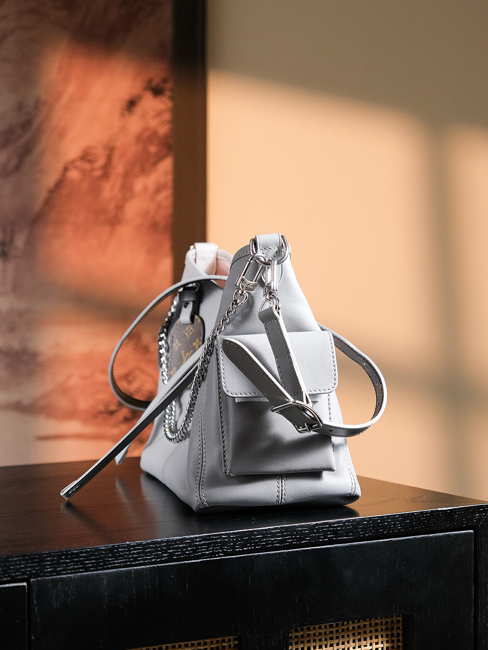 𝐂𝐀𝐑𝐑𝐘𝐀𝐋𝐋 𝐂𝐀𝐑𝐆𝐎芯片跳动码小号# M12579
↘专柜售价𝟐𝟕𝟑𝟎𝟎 𝐑𝐌𝐁购入

爆款𝐶𝑎𝑟𝑟𝑦𝑎𝑙𝑙 𝐶𝑎𝑟𝑔𝑜鲨鱼灰，强烈推荐闭眼入！
羊皮面料搭配着老花肩带点缀，简直又是新宠大爆款，
慵懒随性感轻松拿捏🤏🏻
上市后一直处于一个断货王的存在！

五金材质：厚镀纯钢五金
皮料材质：法国进口小羊皮【芯片版】
尺寸详情：𝟑𝟑.𝟓*𝟐𝟑*𝟏𝟓cm