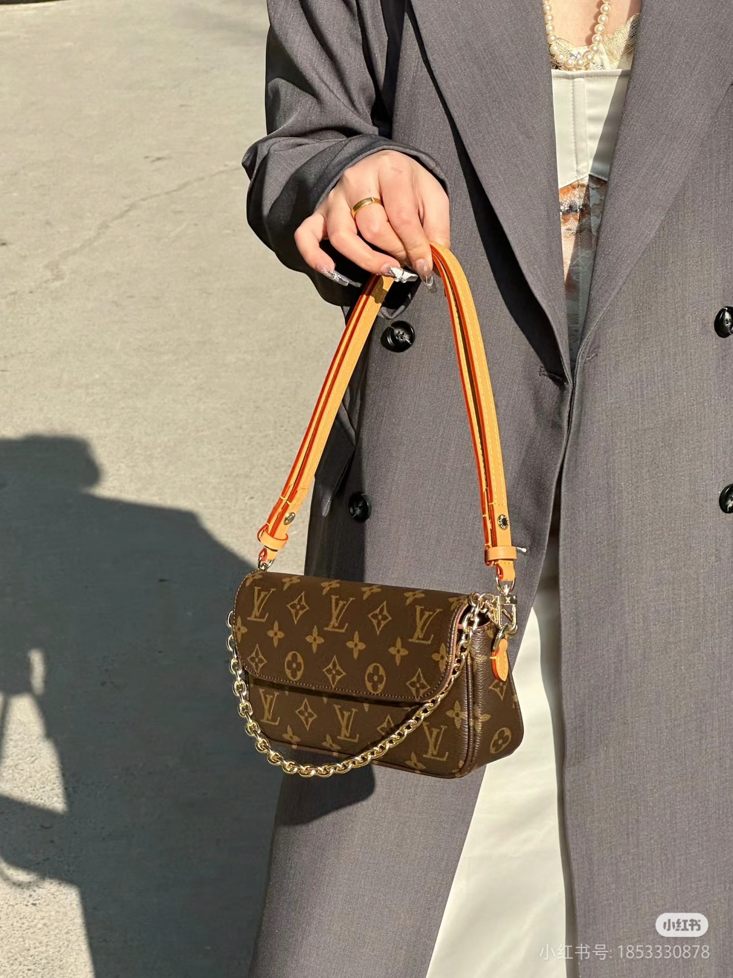 Louis Vuitton Chain Wallet Ivy, Monogram Coated Canvas with Gold-color hardware 4 a1728642643994 3182