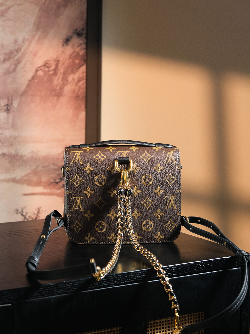 𝐏𝐎𝐂𝐇𝐄𝐓𝐓𝐄 𝐌𝐄𝐓𝐈𝐒 𝐁𝐀𝐂𝐊𝐏𝐀𝐂𝐊 芯片菱形跳动码双肩包系列#M𝟏𝟏𝟗𝟒𝟏
◾️专柜售价𝟐𝟒𝟐𝟎𝟎 𝐑𝐌𝐁购入
标志性老花搭配黄花色调的双肩包总算来临,
𝑷𝒐𝒄𝒉𝒆𝒕𝒕𝒆 𝑴𝒆𝒕𝒊𝒔的双肩设计,不仅提升了便携性,还让整体造型更加独特,
依旧采用经典之王的材质配色,耐磨耐造,编织链条与黑皮肩带融为一体,增填了几分奢华感,每一个细节都让人狠狠的心动住!
打破传统的双肩包背法,肩带更是百变多样,既能斜挎与单肩,让你随心所欲展现出不同风格,充满时尚高级感!
一款既能日常通勤且又能提升整体造型的邮差包,它绝对是女生们不二之选,爱不释手!
五金材质:厚镀纯钢五金
皮料材质:法国原厂皮面料【芯片版】
尺寸详情:𝟏𝟕*𝟕*𝟐𝟎𝐜𝐦