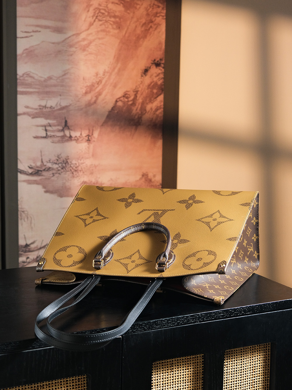 𝐎𝐍𝐓𝐇𝐄𝐆𝐎芯片跳动码系列#M𝟒𝟓𝟑𝟐𝟎/PJ900
◾️专柜售价：𝟐𝟒𝟓𝟎𝟎𝐑𝐌𝐁购入

𝒐𝒏𝒕𝒉𝒆𝒈𝒐 𝒕𝒐𝒕𝒆托特包，把肩带的材质改为皮革设计，整体显得更加的高级感〰️
使用感也更胜一筹，将经典的老花色系设计为两面搭配，迥异风尚随心呈现，𝒕𝒐𝒕𝒆的多种设计背法深得每个女人的心头爱，颜值担当且使用感极强！

五金材质：厚镀纯钢五金
皮料材质：法国原厂皮面料【芯片版】
尺寸详情：𝟒𝟏*𝟑𝟒*𝟏𝟗𝐜𝐦
