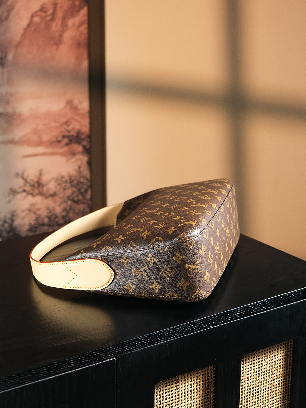 𝐒𝐋𝐎𝐔𝐂𝐇𝐘芯片菱形跳动码系列#M𝟏𝟏𝟗𝟓𝟐
➮专柜售价𝟐𝟎𝟔𝟎𝟎 𝐑𝐌𝐁购入

秋冬必备松弛感系列𝑺𝒍𝒐𝒖𝒄𝒉𝒚腋下包，
延续经典元素的同时又增添几分时尚复古高级的魅力，
崭新挂锁扣吊牌和经典标注新季元素，彰显馿牌的悠久传承与精湛工艺！
它能够满足现代女性的多样需求穿搭，更能让你在不同场合上体现出多风格元素！

五金材质：厚镀纯钢五金
皮料材质：法国原厂皮面料【芯片版】
尺寸详情：𝟐𝟐*𝟗*𝟑𝟑𝐜𝐦