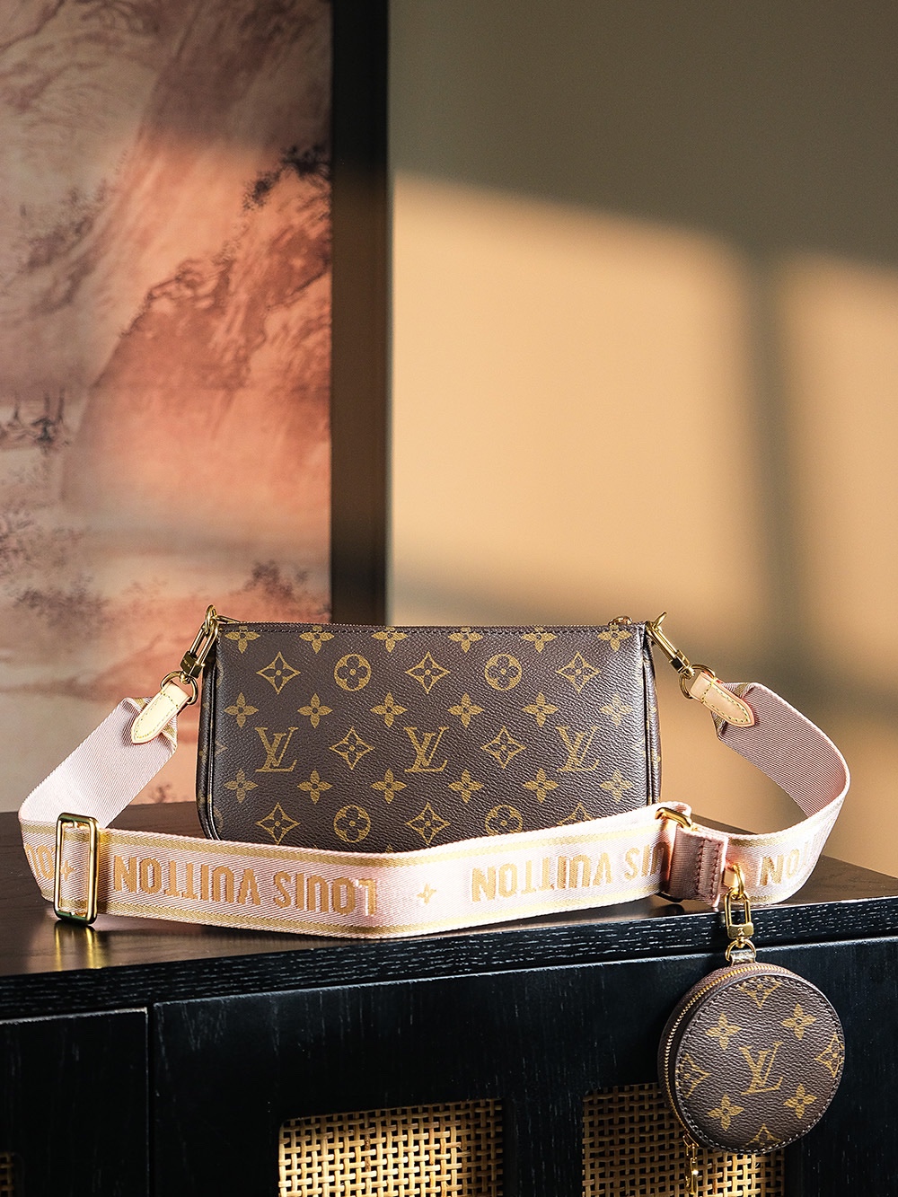 𝐌𝐔𝐋𝐓𝐈 𝐏𝐎𝐂𝐇𝐄𝐓𝐓𝐄芯片跳动码五合一麻将包系列#M𝟒𝟒𝟖𝟒𝟎/PJ1050
▪️专柜售价: 𝟐𝟎𝟑𝟎𝟎 𝐑𝐌𝐁购入

经典标志性✅老花材质搭配变色皮，
多个隔层设计，被称为“三合一”一包可以多种使用方式，更是给人凹造型神器，链条拆卸下来可以当小包使用，我们采用原厂皮的原料，无论是从哪个角度都透出满屏母胎视觉感！

五金材质:  厚镀纯钢五金_
皮料材质:  法国原厂皮面料_
尺寸详情:  𝟐𝟒*𝟏𝟑.𝟓*𝟒𝐜𝐦_