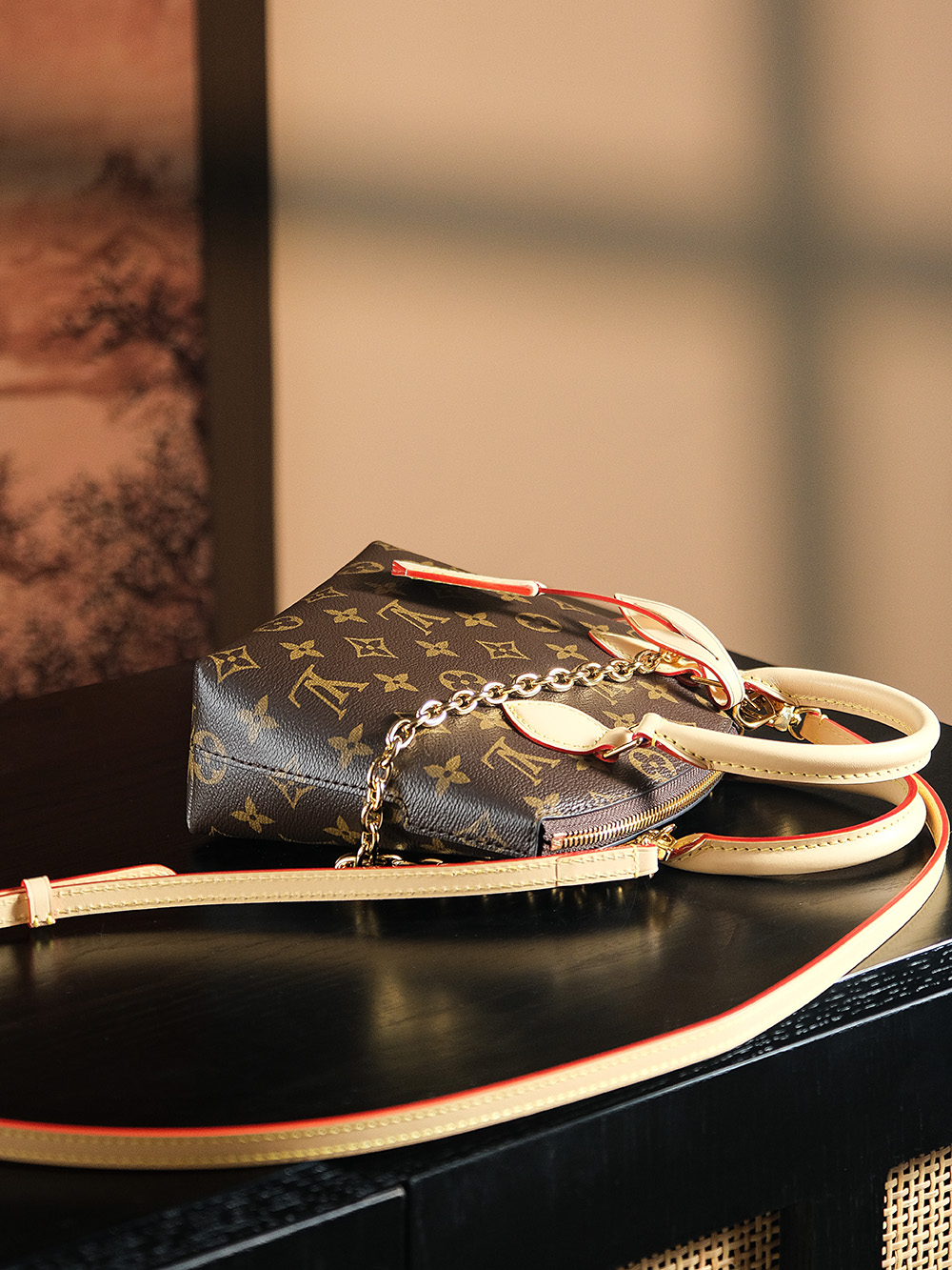 𝐋𝐎𝐂𝐊𝐈𝐓 𝐁𝐁芯片菱形跳动码系列#M𝟏𝟐𝟎𝟏𝟗
📦专柜售价𝟏𝟖𝟔𝟎𝟎 𝐑𝐌𝐁购入

当季新品复古潮流𝑳𝒐𝒄𝒌𝒊𝒕 𝒃𝒃系列，复古味十足配备上灵魂多变的背法✔️
依旧是采用经典老花面料搭配上弧形上缘以及椭圆形饰边，完美呈现出现代化时尚与复古的完美结合。
小巧的包身，却能满足日常容纳需求，一包多用法，让你在使用过程种感受到它满满的高级感，真的是好用到哭✔️

五金材质：厚镀纯钢五金
皮料材质：法国原厂皮面料【芯片版】
尺寸详情：𝟏𝟗*𝟕*𝟏𝟓𝐜𝐦