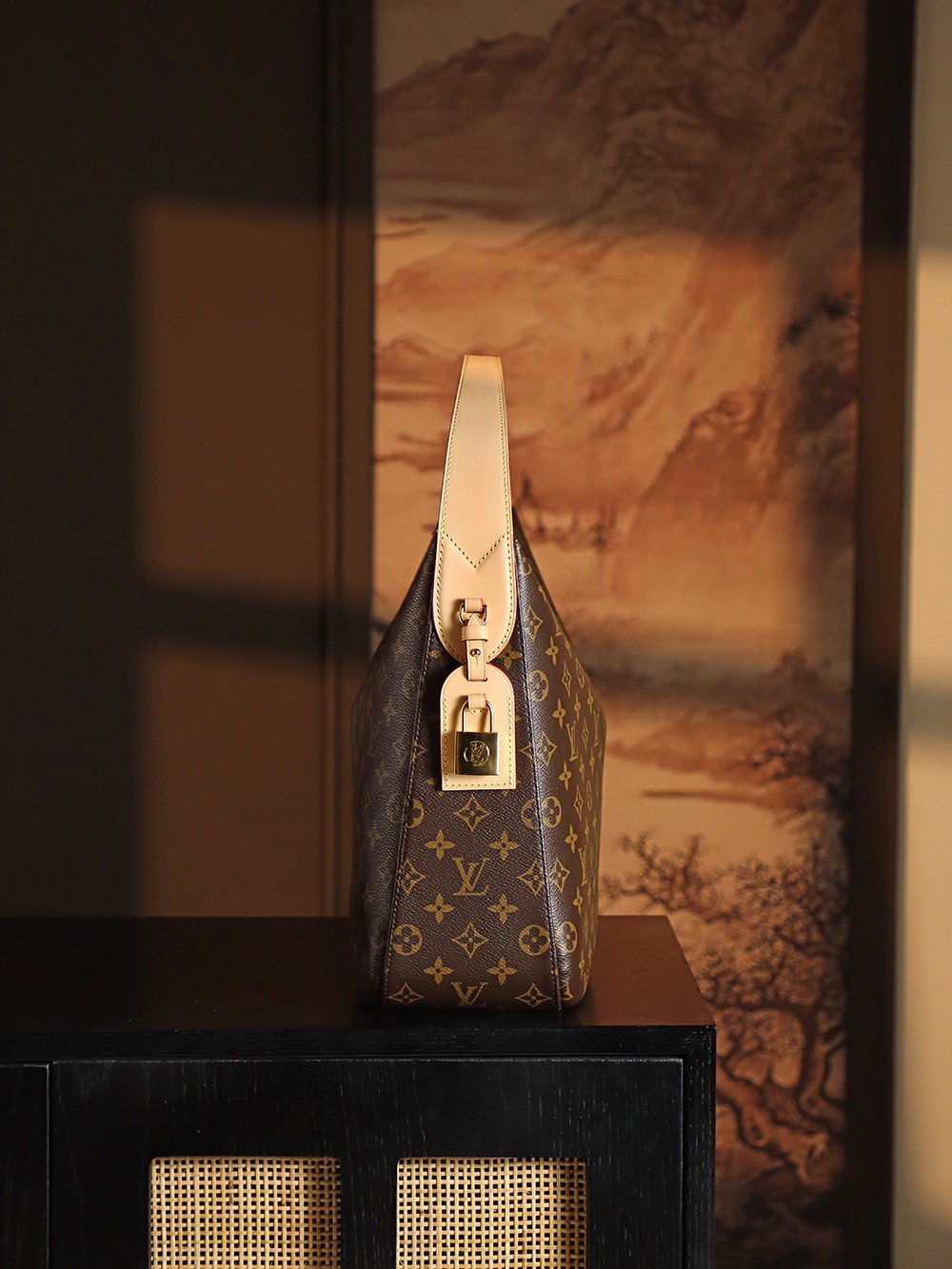 𝐒𝐋𝐎𝐔𝐂𝐇𝐘芯片菱形跳动码系列#M𝟏𝟐𝟎𝟗𝟖/PJ1080
➮专柜售价𝟐𝟏𝟓𝟎𝟎 𝐑𝐌𝐁购入

秋冬必备松弛感系列𝑺𝒍𝒐𝒖𝒄𝒉𝒚腋下包，
延续经典元素的同时又增添几分时尚复古高级的魅力，
崭新挂锁扣吊牌和经典标注新季元素，彰显馿牌的悠久传承与精湛工艺！
它能够满足现代女性的多样需求穿搭，更能让你在不同场合上体现出多风格元素！

五金材质：厚镀纯钢五金
皮料材质：法国原厂皮面料【芯片版】
尺寸详情：𝟐𝟗*𝟏𝟏*𝟒𝟎𝐜𝐦