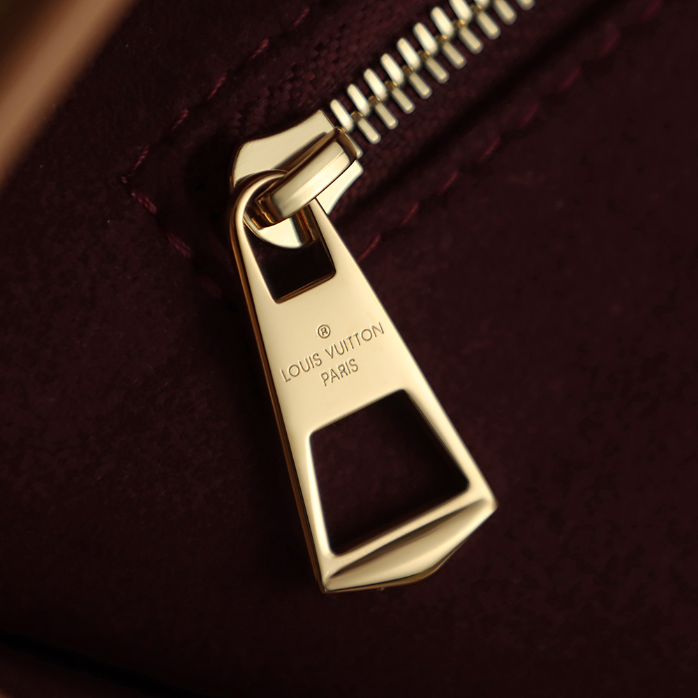 𝐂𝐀𝐑𝐑𝐘𝐀𝐋𝐋 𝐁𝐁芯片菱形跳动码系列#M𝟏𝟑𝟎𝟏𝟒

▪️细节处理鉴定_
原汁原味的精髓复刻_