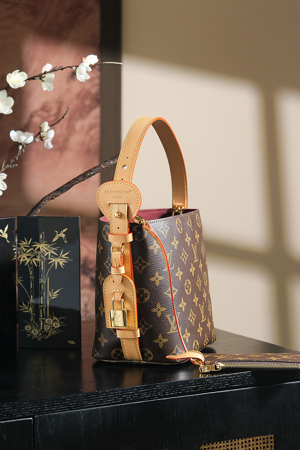 内部价P1196。𝐀𝐋𝐋 𝐈𝐍 𝐁𝐁芯片菱形跳动码系列#M𝟏𝟐𝟗𝟐𝟓
◾️专柜售价𝟏𝟗𝟏𝟎𝟎 𝐑𝐌𝐁购入_

𝑨𝒍𝒍 𝒊𝒏 𝒃𝒃 当这几个字符映入眼帘，它不仅仅是一只包包，更是精湛工艺与前沿设计的集大成之作。经典的老花搭配菜篮子包型！
无疑是一颗散发着顶级光芒的璀璨巨星，注定它一定会成为这一季的大爆款！一包多背！解锁了菜篮子的背法的同时肩带可调节，长度随心变，适合各种身高！

五金材质：厚镀纯钢𝟐𝟒𝒌五金
皮料材质：法国原厂皮面料【芯片版】
尺寸详情：𝟏𝟖*𝟏𝟐*𝟏𝟔𝐜𝐦
