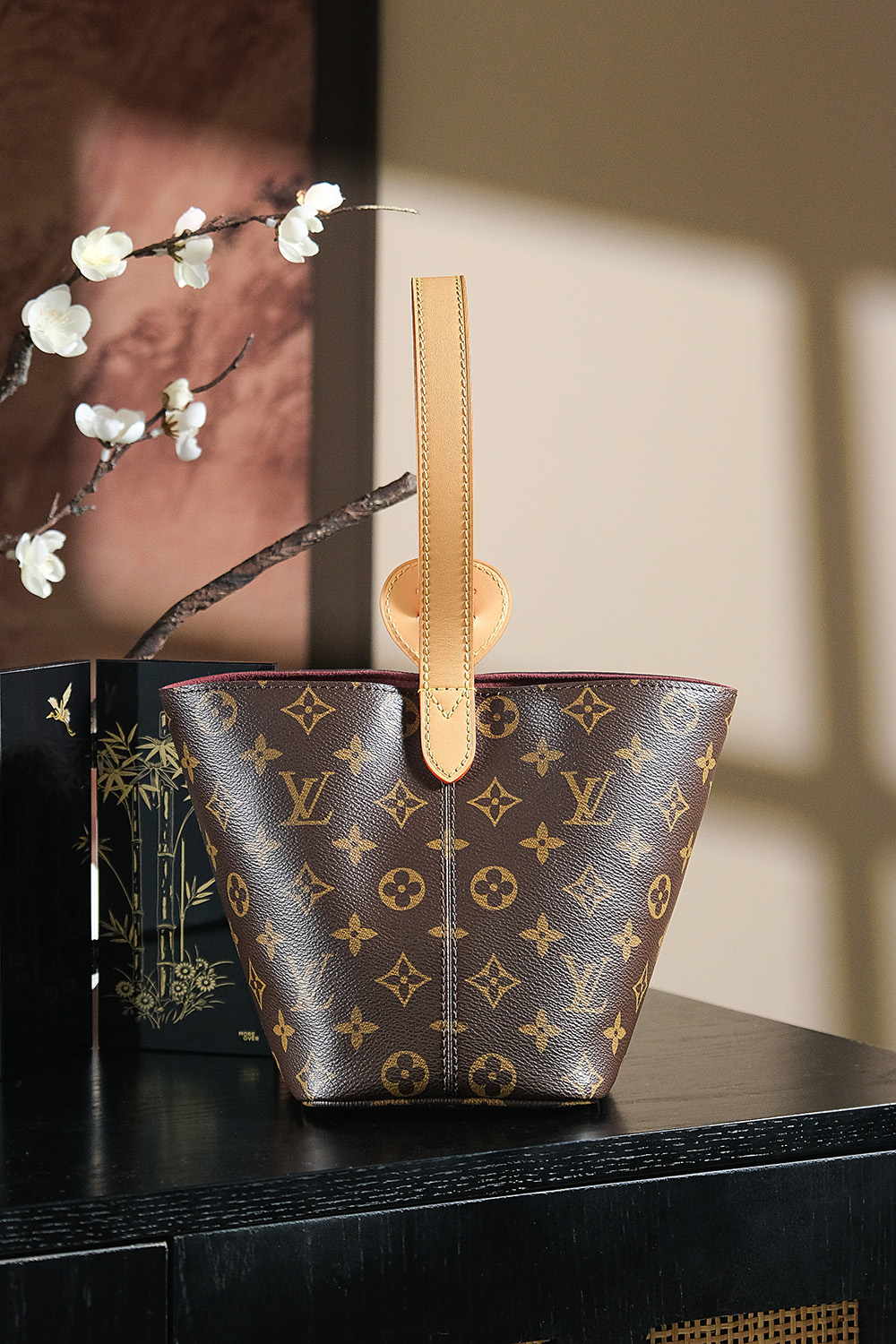 内部价P1196。𝐀𝐋𝐋 𝐈𝐍 𝐁𝐁芯片菱形跳动码系列#M𝟏𝟐𝟗𝟐𝟓
◾️专柜售价𝟏𝟗𝟏𝟎𝟎 𝐑𝐌𝐁购入_

𝑨𝒍𝒍 𝒊𝒏 𝒃𝒃 当这几个字符映入眼帘，它不仅仅是一只包包，更是精湛工艺与前沿设计的集大成之作。经典的老花搭配菜篮子包型！
无疑是一颗散发着顶级光芒的璀璨巨星，注定它一定会成为这一季的大爆款！一包多背！解锁了菜篮子的背法的同时肩带可调节，长度随心变，适合各种身高！

五金材质：厚镀纯钢𝟐𝟒𝒌五金
皮料材质：法国原厂皮面料【芯片版】
尺寸详情：𝟏𝟖*𝟏𝟐*𝟏𝟔𝐜𝐦