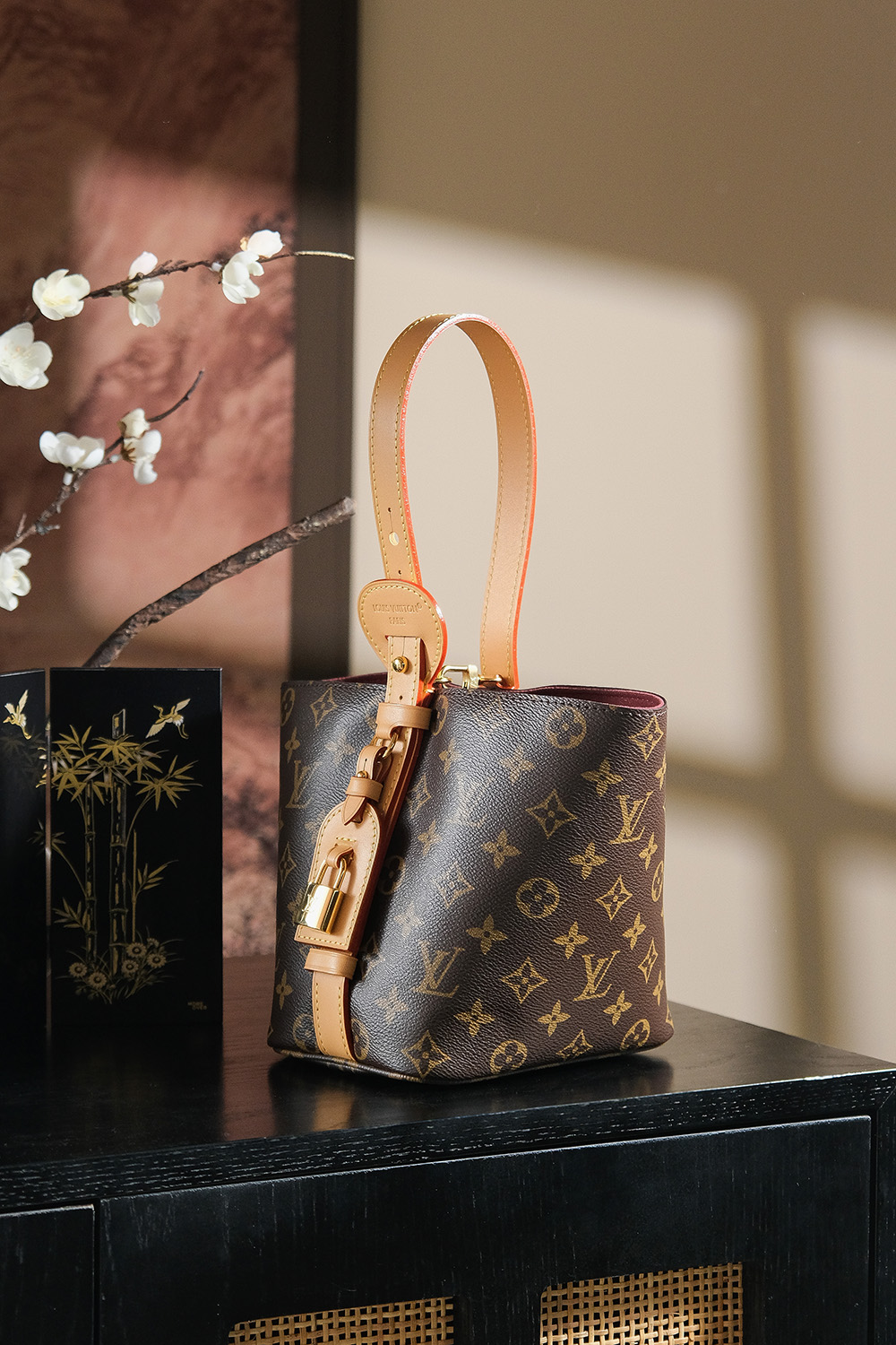 内部价P1196。𝐀𝐋𝐋 𝐈𝐍 𝐁𝐁芯片菱形跳动码系列#M𝟏𝟐𝟗𝟐𝟓
◾️专柜售价𝟏𝟗𝟏𝟎𝟎 𝐑𝐌𝐁购入_

𝑨𝒍𝒍 𝒊𝒏 𝒃𝒃 当这几个字符映入眼帘，它不仅仅是一只包包，更是精湛工艺与前沿设计的集大成之作。经典的老花搭配菜篮子包型！
无疑是一颗散发着顶级光芒的璀璨巨星，注定它一定会成为这一季的大爆款！一包多背！解锁了菜篮子的背法的同时肩带可调节，长度随心变，适合各种身高！

五金材质：厚镀纯钢𝟐𝟒𝒌五金
皮料材质：法国原厂皮面料【芯片版】
尺寸详情：𝟏𝟖*𝟏𝟐*𝟏𝟔𝐜𝐦