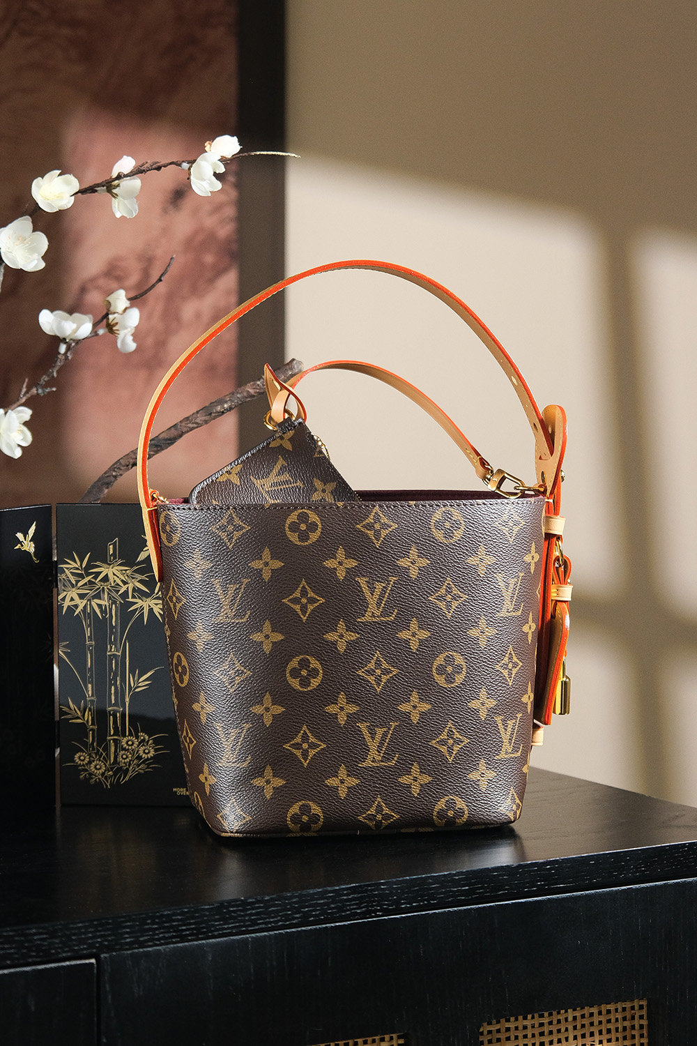 内部价P1196。𝐀𝐋𝐋 𝐈𝐍 𝐁𝐁芯片菱形跳动码系列#M𝟏𝟐𝟗𝟐𝟓
◾️专柜售价𝟏𝟗𝟏𝟎𝟎 𝐑𝐌𝐁购入_

𝑨𝒍𝒍 𝒊𝒏 𝒃𝒃 当这几个字符映入眼帘，它不仅仅是一只包包，更是精湛工艺与前沿设计的集大成之作。经典的老花搭配菜篮子包型！
无疑是一颗散发着顶级光芒的璀璨巨星，注定它一定会成为这一季的大爆款！一包多背！解锁了菜篮子的背法的同时肩带可调节，长度随心变，适合各种身高！

五金材质：厚镀纯钢𝟐𝟒𝒌五金
皮料材质：法国原厂皮面料【芯片版】
尺寸详情：𝟏𝟖*𝟏𝟐*𝟏𝟔𝐜𝐦