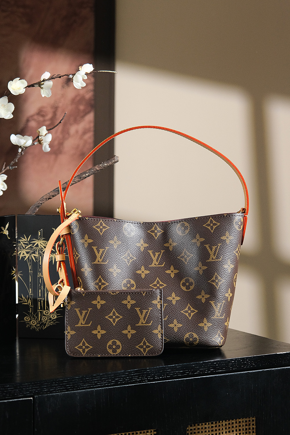内部价P1196。𝐀𝐋𝐋 𝐈𝐍 𝐁𝐁芯片菱形跳动码系列#M𝟏𝟐𝟗𝟐𝟓
◾️专柜售价𝟏𝟗𝟏𝟎𝟎 𝐑𝐌𝐁购入_

𝑨𝒍𝒍 𝒊𝒏 𝒃𝒃 当这几个字符映入眼帘，它不仅仅是一只包包，更是精湛工艺与前沿设计的集大成之作。经典的老花搭配菜篮子包型！
无疑是一颗散发着顶级光芒的璀璨巨星，注定它一定会成为这一季的大爆款！一包多背！解锁了菜篮子的背法的同时肩带可调节，长度随心变，适合各种身高！

五金材质：厚镀纯钢𝟐𝟒𝒌五金
皮料材质：法国原厂皮面料【芯片版】
尺寸详情：𝟏𝟖*𝟏𝟐*𝟏𝟔𝐜𝐦