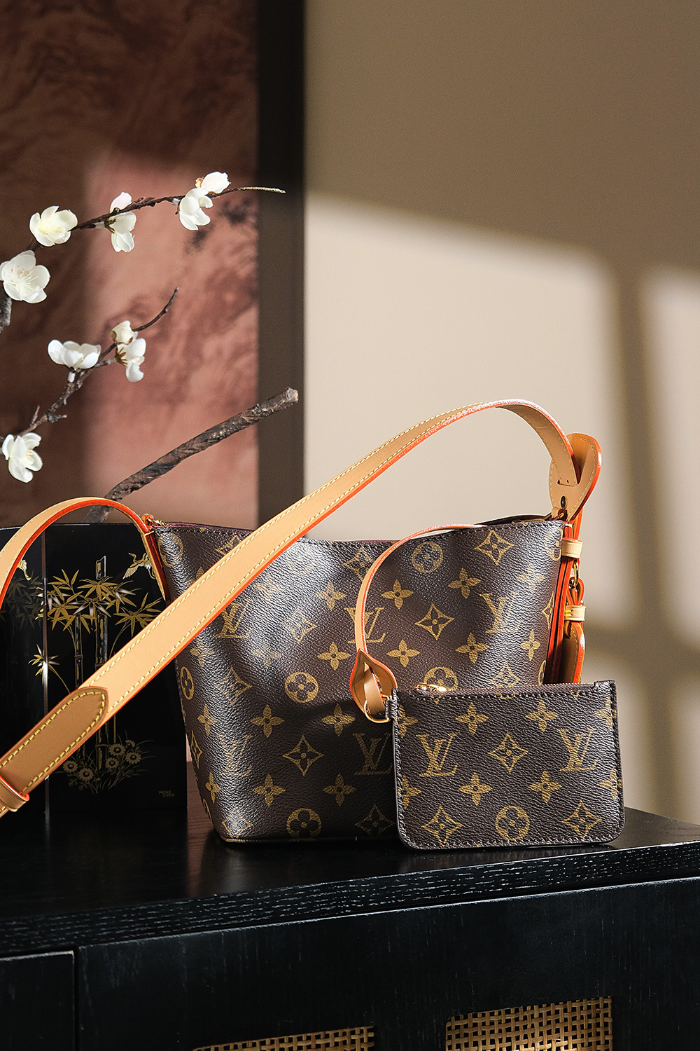 内部价P1196。𝐀𝐋𝐋 𝐈𝐍 𝐁𝐁芯片菱形跳动码系列#M𝟏𝟐𝟗𝟐𝟓
◾️专柜售价𝟏𝟗𝟏𝟎𝟎 𝐑𝐌𝐁购入_

𝑨𝒍𝒍 𝒊𝒏 𝒃𝒃 当这几个字符映入眼帘，它不仅仅是一只包包，更是精湛工艺与前沿设计的集大成之作。经典的老花搭配菜篮子包型！
无疑是一颗散发着顶级光芒的璀璨巨星，注定它一定会成为这一季的大爆款！一包多背！解锁了菜篮子的背法的同时肩带可调节，长度随心变，适合各种身高！

五金材质：厚镀纯钢𝟐𝟒𝒌五金
皮料材质：法国原厂皮面料【芯片版】
尺寸详情：𝟏𝟖*𝟏𝟐*𝟏𝟔𝐜𝐦