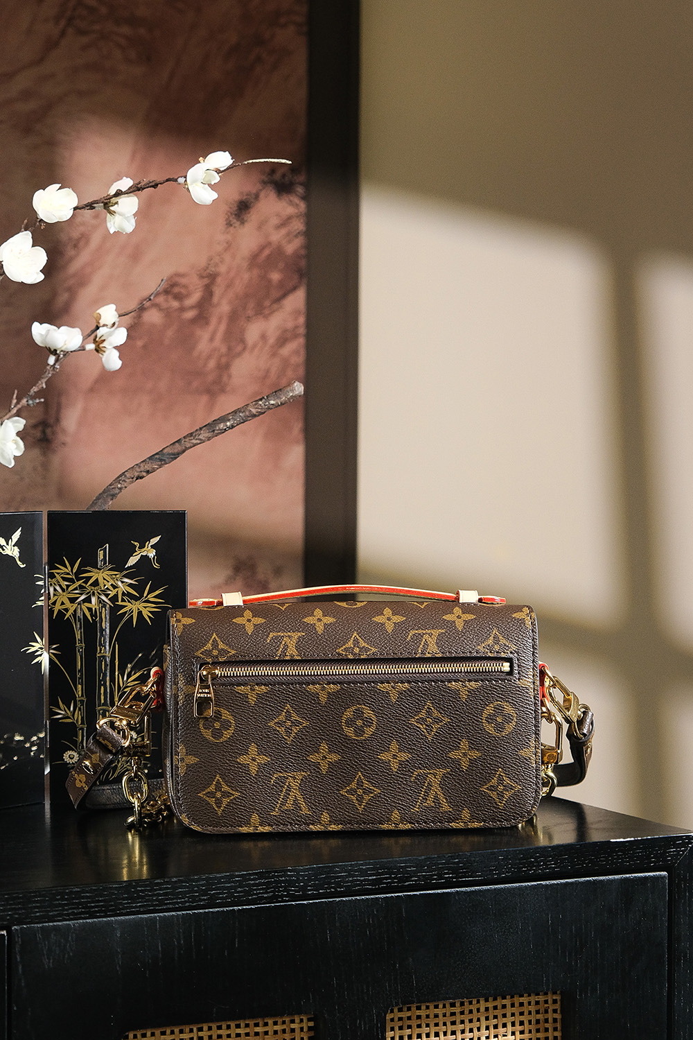 𝐏𝐨𝐜𝐡𝐞𝐭𝐭𝐞 𝐌é𝐭𝐢𝐬 𝐄𝐚𝐬𝐭 𝐖𝐞𝐬𝐭 芯片菱形跳动码系列#M𝟒𝟔𝟐𝟕𝟗
✨专柜售价𝟐𝟒𝟑𝟎𝟎 𝐑𝐌𝐁购入_

𝐌𝐢𝐧𝐢小邮差延续经典元素的同时又增添新的魅力，
链条可拆卸的设计，老花肩带可调节，
链条可当腋下包，复古风十足，
老花肩带可斜挎，可肩背，
随意拆卸肩带搭配都能拥有不一样的造型效果，
包自重非常轻巧且内设分类隔层设计，更加人性化使用感，绝对是这一届新款的黑马，大爆款的推荐！

五金材质：厚镀纯钢𝟐𝟒𝒌五金
皮料材质：法国原厂皮面料【芯片版】
尺寸详情：𝟐𝟏.𝟓*𝟏𝟑.𝟓*𝟔𝐜𝐦