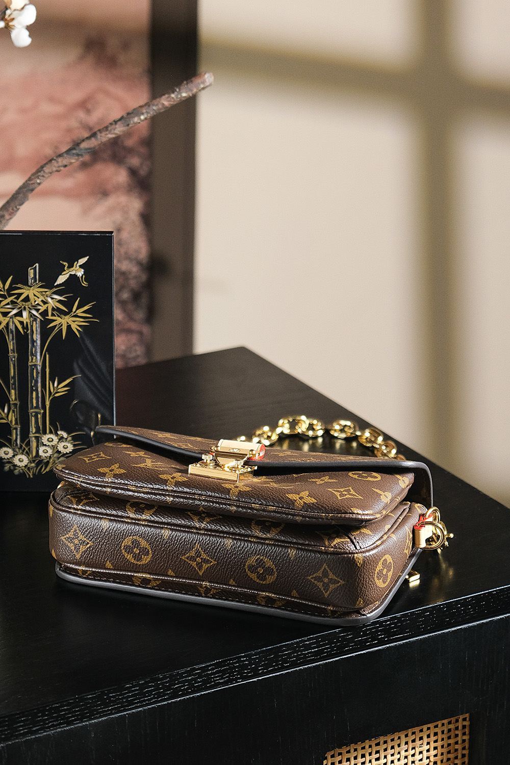 𝐏𝐨𝐜𝐡𝐞𝐭𝐭𝐞 𝐌é𝐭𝐢𝐬 𝐄𝐚𝐬𝐭 𝐖𝐞𝐬𝐭 芯片菱形跳动码系列#M𝟒𝟔𝟐𝟕𝟗
✨专柜售价𝟐𝟒𝟑𝟎𝟎 𝐑𝐌𝐁购入_

𝐌𝐢𝐧𝐢小邮差延续经典元素的同时又增添新的魅力，
链条可拆卸的设计，老花肩带可调节，
链条可当腋下包，复古风十足，
老花肩带可斜挎，可肩背，
随意拆卸肩带搭配都能拥有不一样的造型效果，
包自重非常轻巧且内设分类隔层设计，更加人性化使用感，绝对是这一届新款的黑马，大爆款的推荐！

五金材质：厚镀纯钢𝟐𝟒𝒌五金
皮料材质：法国原厂皮面料【芯片版】
尺寸详情：𝟐𝟏.𝟓*𝟏𝟑.𝟓*𝟔𝐜𝐦