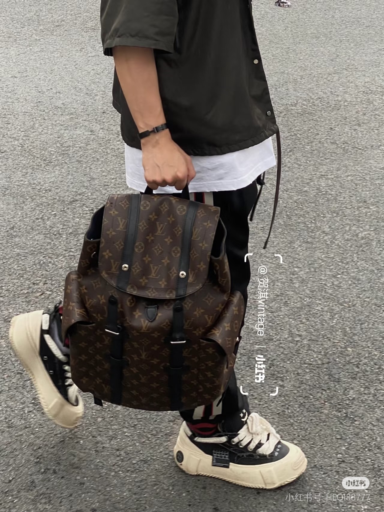 𝐂𝐇𝐑𝐈𝐒𝐓𝐎𝐏𝐇𝐄𝐑 双肩包 | 素人演绎▪️