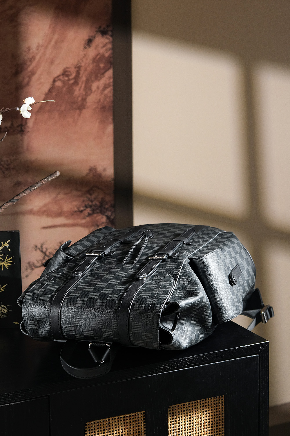 内部价P1020。𝐂𝐇𝐑𝐈𝐒𝐓𝐎𝐏𝐇𝐄𝐑 芯片菱形跳动码双肩包系列#M𝟒𝟏𝟑𝟕𝟗
🎒专柜售价𝟐𝟕𝟐𝟎𝟎 𝐑𝐌𝐁购入_

一款男女通用的双肩包，非常适合户外使用的日常包款，其富有吸引力的设计风格颇具品味，轻松满足日常出行容量，可放笔记本电脑，书籍，文件等，垂盖开合按扣束绳，更富有层次与复古气息，几乎百搭的包型！利用率超高一款，日常通勤和外出旅行必备，重点不挑任何身高！

五金材质：厚镀纯钢𝟐𝟒𝒌五金
皮料材质：法国原厂皮面料【芯片版】
尺寸详情：𝟒𝟒*𝟏𝟐.𝟓*𝟑𝟖𝐜𝐦