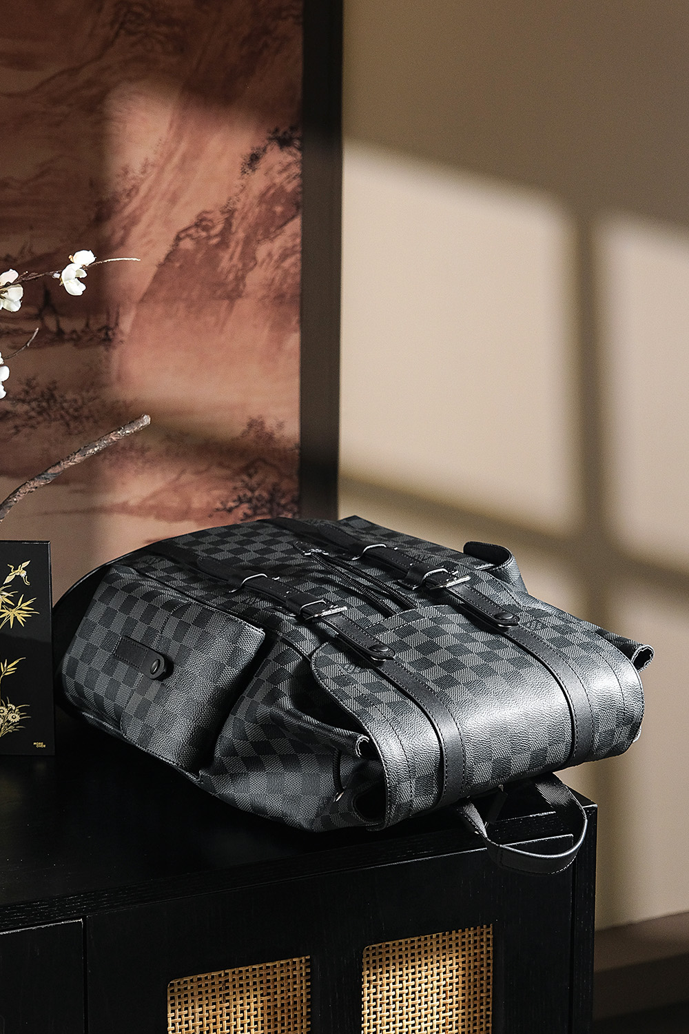 内部价P1020。𝐂𝐇𝐑𝐈𝐒𝐓𝐎𝐏𝐇𝐄𝐑 芯片菱形跳动码双肩包系列#M𝟒𝟏𝟑𝟕𝟗
🎒专柜售价𝟐𝟕𝟐𝟎𝟎 𝐑𝐌𝐁购入_

一款男女通用的双肩包，非常适合户外使用的日常包款，其富有吸引力的设计风格颇具品味，轻松满足日常出行容量，可放笔记本电脑，书籍，文件等，垂盖开合按扣束绳，更富有层次与复古气息，几乎百搭的包型！利用率超高一款，日常通勤和外出旅行必备，重点不挑任何身高！

五金材质：厚镀纯钢𝟐𝟒𝒌五金
皮料材质：法国原厂皮面料【芯片版】
尺寸详情：𝟒𝟒*𝟏𝟐.𝟓*𝟑𝟖𝐜𝐦