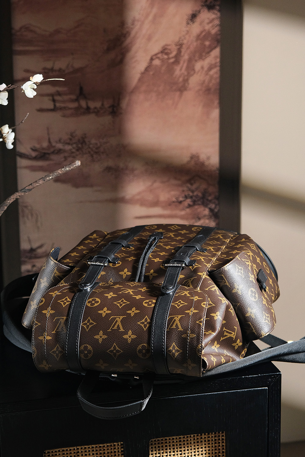 𝐂𝐇𝐑𝐈𝐒𝐓𝐎𝐏𝐇𝐄𝐑 芯片菱形跳动码双肩包系列#M𝟒𝟑𝟕𝟑𝟓/PJ950
🎒专柜售价𝟐𝟕𝟏𝟎𝟎 𝐑𝐌𝐁购入_

一款男女通用的双肩包，非常适合户外使用的日常包款，其富有吸引力的设计风格颇具品味，轻松满足日常出行容量，可放笔记本电脑，书籍，文件等，垂盖开合按扣束绳，更富有层次与复古气息，几乎百搭的包型！利用率超高一款，日常通勤和外出旅行必备，重点不挑任何身高！

五金材质：厚镀纯钢𝟐𝟒𝒌五金
皮料材质：法国原厂皮面料【芯片版】
尺寸详情：𝟒𝟒*𝟏𝟐.𝟓*𝟑𝟖𝐜𝐦