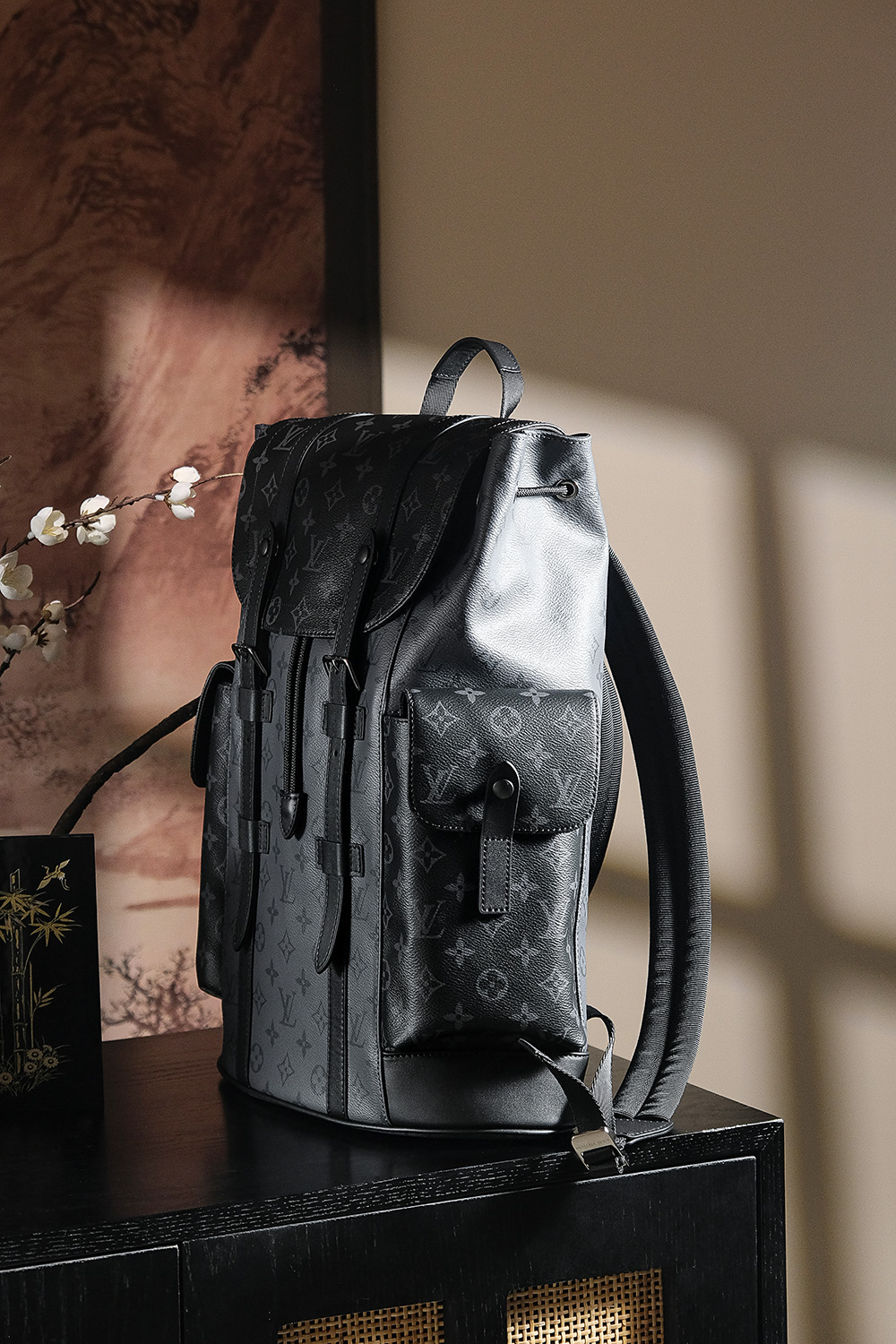 𝐂𝐇𝐑𝐈𝐒𝐓𝐎𝐏𝐇𝐄𝐑 芯片菱形跳动码双肩包系列#M𝟒𝟓𝟒𝟏𝟗/PJ950
🎒专柜售价𝟐𝟕𝟏𝟎𝟎 𝐑𝐌𝐁购入_

一款男女通用的双肩包，非常适合户外使用的日常包款，其富有吸引力的设计风格颇具品味，轻松满足日常出行容量，可放笔记本电脑，书籍，文件等，垂盖开合按扣束绳，更富有层次与复古气息，几乎百搭的包型！利用率超高一款，日常通勤和外出旅行必备，重点不挑任何身高！

五金材质：厚镀纯钢𝟐𝟒𝒌五金
皮料材质：法国原厂皮面料【芯片版】
尺寸详情：𝟒𝟒*𝟏𝟐.𝟓*𝟑𝟖𝐜𝐦