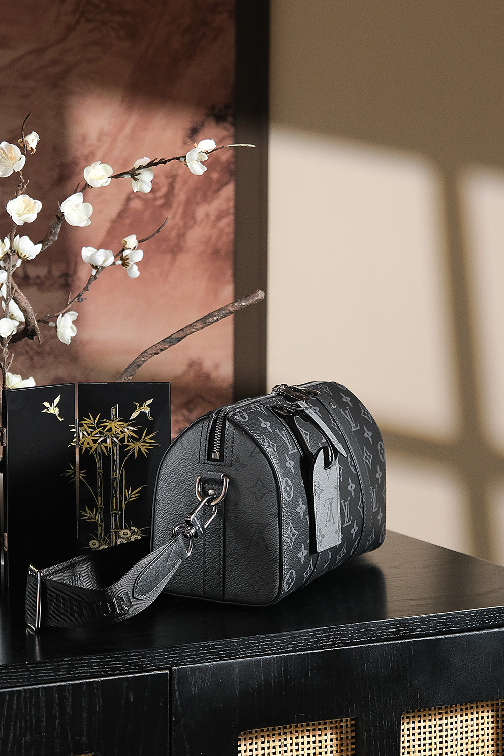内部价P960。𝐂𝐈𝐓𝐘 𝐊𝐄𝐄𝐏𝐀𝐋𝐋 芯片菱形跳动码系列#M𝟒𝟓𝟗𝟑𝟔
📮专柜售价𝟏𝟖𝟕𝟎𝟎 𝐑𝐌𝐁购入_

𝐊𝐞𝐞𝐩𝐚𝐥𝐥 系列一直是潮男们的最爱，
同时也是潮男们日常使用最高频率的包包👜
尤其是黑老花色，低调又帅气十足，
男女皆可，凹造型神器！
容纳量满足于日常使用，兼顾实用和美观，简直妥妥的无死角的设计，又酷又飒的颜值！

五金材质：厚镀纯钢𝟐𝟒𝒌五金
皮料材质：法国原厂皮面料【芯片版】
尺寸详情：𝟐𝟕*𝟏𝟕*𝟏𝟑𝐜𝐦
