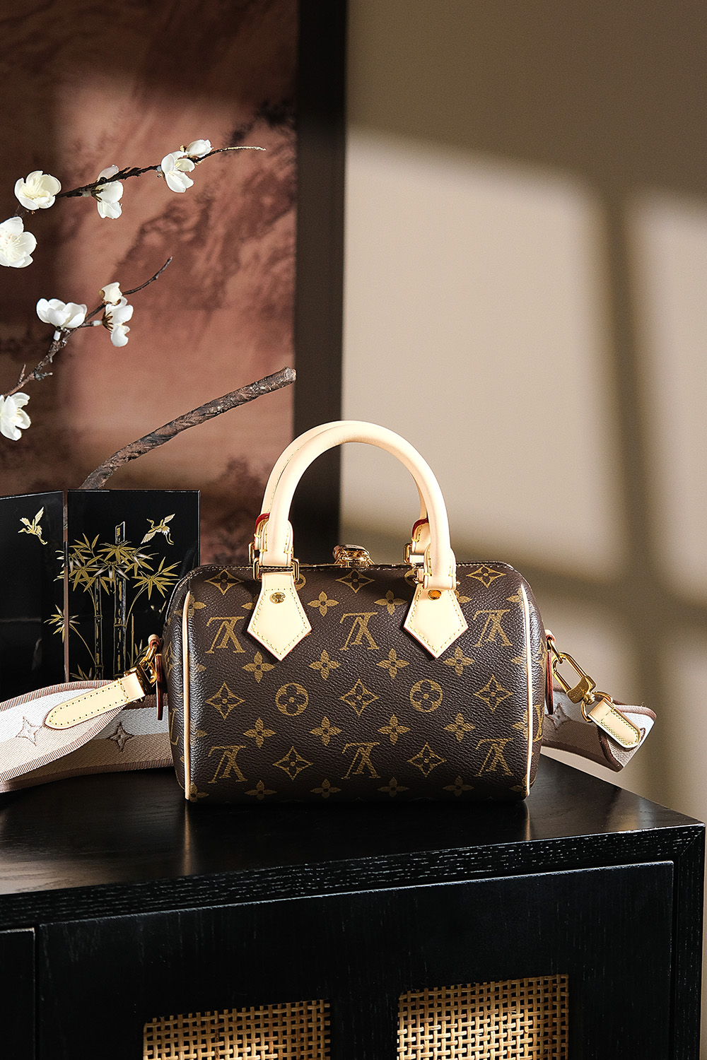 𝐒𝐏𝐄𝐄𝐃𝐘 𝐁𝐀𝐍𝐃𝐎𝐔𝐋𝐈𝐄𝐑𝐄 𝟐𝟎芯片菱形跳动码系列#M𝟒𝟓𝟗𝟓𝟕杏/PJ1150
♟专柜售价𝟏𝟕𝟐𝟎𝟎 𝐑𝐌𝐁购入
作为𝐒𝐩𝐞𝐞𝐝𝐲系列 已经是小驴家族的经典王牌系列
一直都是𝐒𝐩𝐞𝐞𝐝𝐲家族的爱好者,
全新的𝙎𝙥𝙚𝙚𝙙𝙮新品系列,有一种炸眼球的赶脚,
🉑️拆卸的宽肩带设计,更是给人新颖别致的面貌!
作为𝙎𝙥𝙚𝙚𝙙𝙮家族的新品,这个尺寸更加完美!
又是一款爆款的断货王,颜值再次爆棚,
相对比𝙉𝙖𝙣𝙤的尺寸 它更加适合日常的使用,
必须妥妥的收为囊中之物 巨好看!!
五金材质:厚镀纯钢五金
皮料材质:法国原厂皮面料【芯片版】
尺寸详情:𝟐𝟎*𝟏𝟑*𝟏𝟐𝐜𝐦