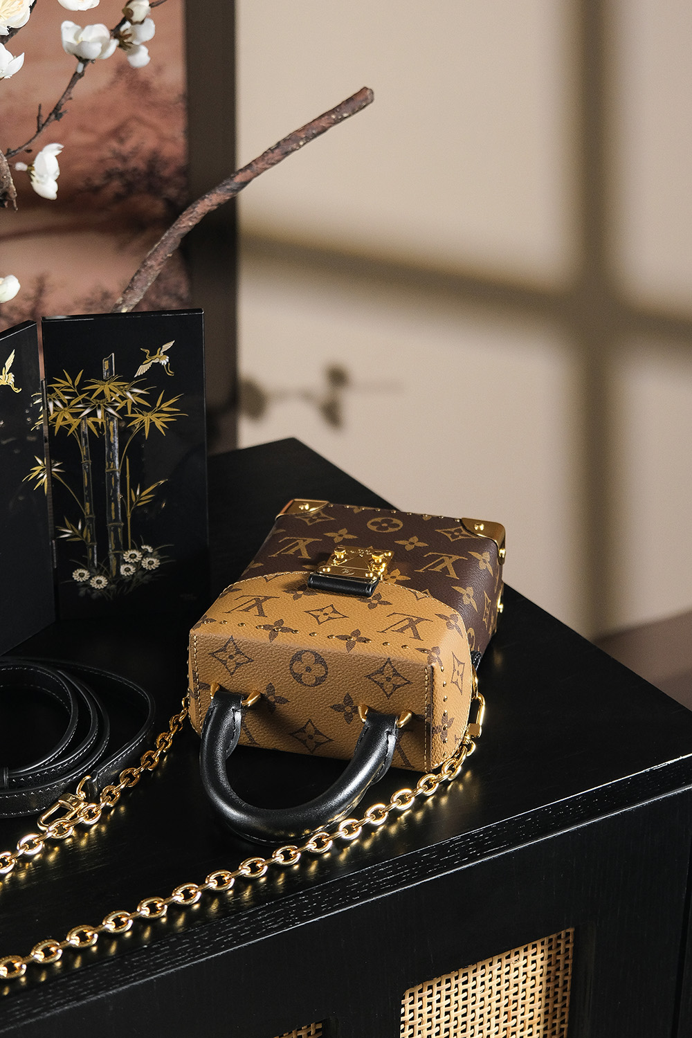 内部价P1430。𝐂𝐀𝐌𝐄𝐑𝐀 𝐁𝐎𝐗 芯片菱形跳动码系列#M𝟖𝟐𝟒𝟔𝟓
❐ 专柜售价𝟐𝟔𝟓𝟎𝟎 𝐑𝐌𝐁购入_

秋冬必入秀款𝙘𝙖𝙢𝙚𝙧𝙖 𝙗𝙤𝙭系列 简直就是一眼爆款！
反转拼色软盒子的设计搭配着小手柄 让整体包包看起来更加精致小巧又不失大气优雅！
四角五金也是妥妥的重工质感，原汁原味的小硬箱标配！
不得不说 又是一个“”爆款之王”不但颜值爆表 容量也满足了日常出行必备 更多的是它一包多背法！

五金材质：厚镀纯钢五金
皮料材质：法国原厂皮面料【芯片版】
尺寸详情：𝟏𝟐.𝟓*𝟏𝟕.𝟔*𝟔𝐜𝐦