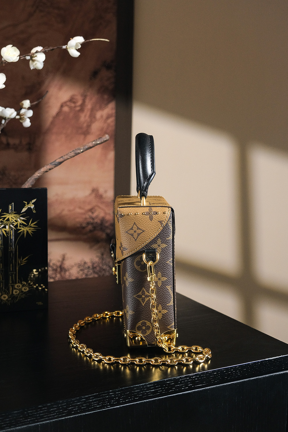 内部价P1430。𝐂𝐀𝐌𝐄𝐑𝐀 𝐁𝐎𝐗 芯片菱形跳动码系列#M𝟖𝟐𝟒𝟔𝟓
❐ 专柜售价𝟐𝟔𝟓𝟎𝟎 𝐑𝐌𝐁购入_

秋冬必入秀款𝙘𝙖𝙢𝙚𝙧𝙖 𝙗𝙤𝙭系列 简直就是一眼爆款！
反转拼色软盒子的设计搭配着小手柄 让整体包包看起来更加精致小巧又不失大气优雅！
四角五金也是妥妥的重工质感，原汁原味的小硬箱标配！
不得不说 又是一个“”爆款之王”不但颜值爆表 容量也满足了日常出行必备 更多的是它一包多背法！

五金材质：厚镀纯钢五金
皮料材质：法国原厂皮面料【芯片版】
尺寸详情：𝟏𝟐.𝟓*𝟏𝟕.𝟔*𝟔𝐜𝐦