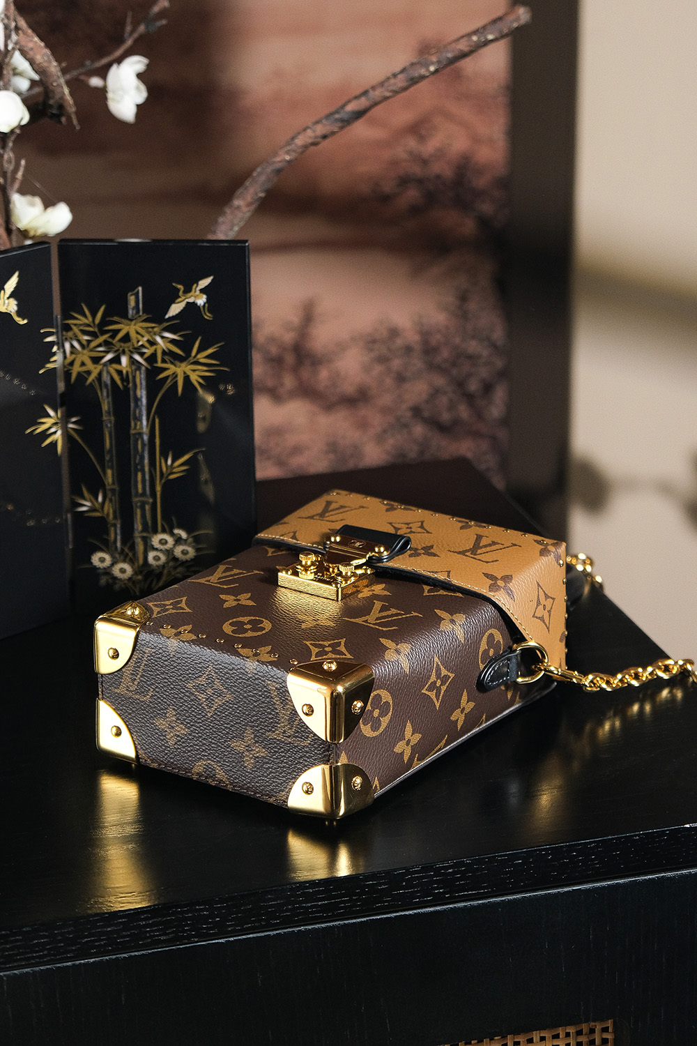 内部价P1430。𝐂𝐀𝐌𝐄𝐑𝐀 𝐁𝐎𝐗 芯片菱形跳动码系列#M𝟖𝟐𝟒𝟔𝟓
❐ 专柜售价𝟐𝟔𝟓𝟎𝟎 𝐑𝐌𝐁购入_

秋冬必入秀款𝙘𝙖𝙢𝙚𝙧𝙖 𝙗𝙤𝙭系列 简直就是一眼爆款！
反转拼色软盒子的设计搭配着小手柄 让整体包包看起来更加精致小巧又不失大气优雅！
四角五金也是妥妥的重工质感，原汁原味的小硬箱标配！
不得不说 又是一个“”爆款之王”不但颜值爆表 容量也满足了日常出行必备 更多的是它一包多背法！

五金材质：厚镀纯钢五金
皮料材质：法国原厂皮面料【芯片版】
尺寸详情：𝟏𝟐.𝟓*𝟏𝟕.𝟔*𝟔𝐜𝐦